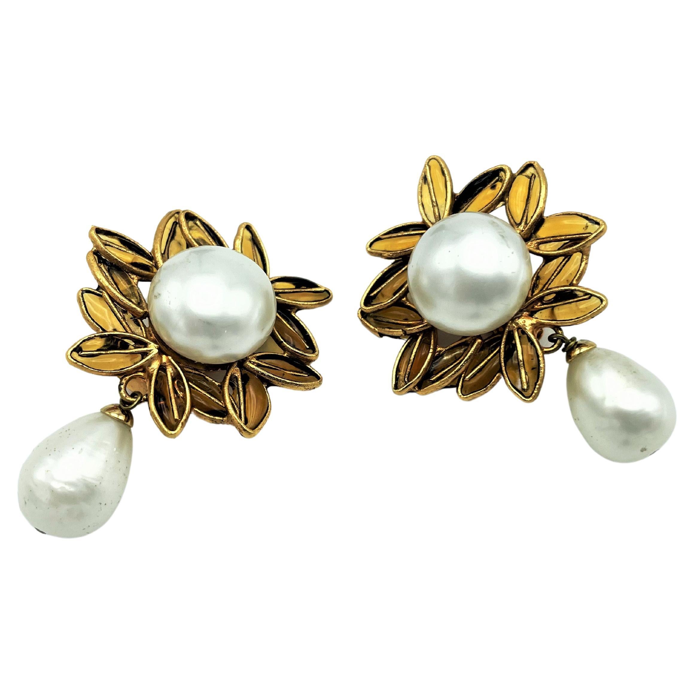 ISABEL CANOVAS Paris clip-on earring, Gripoix and fraux pearls, 1980  For Sale