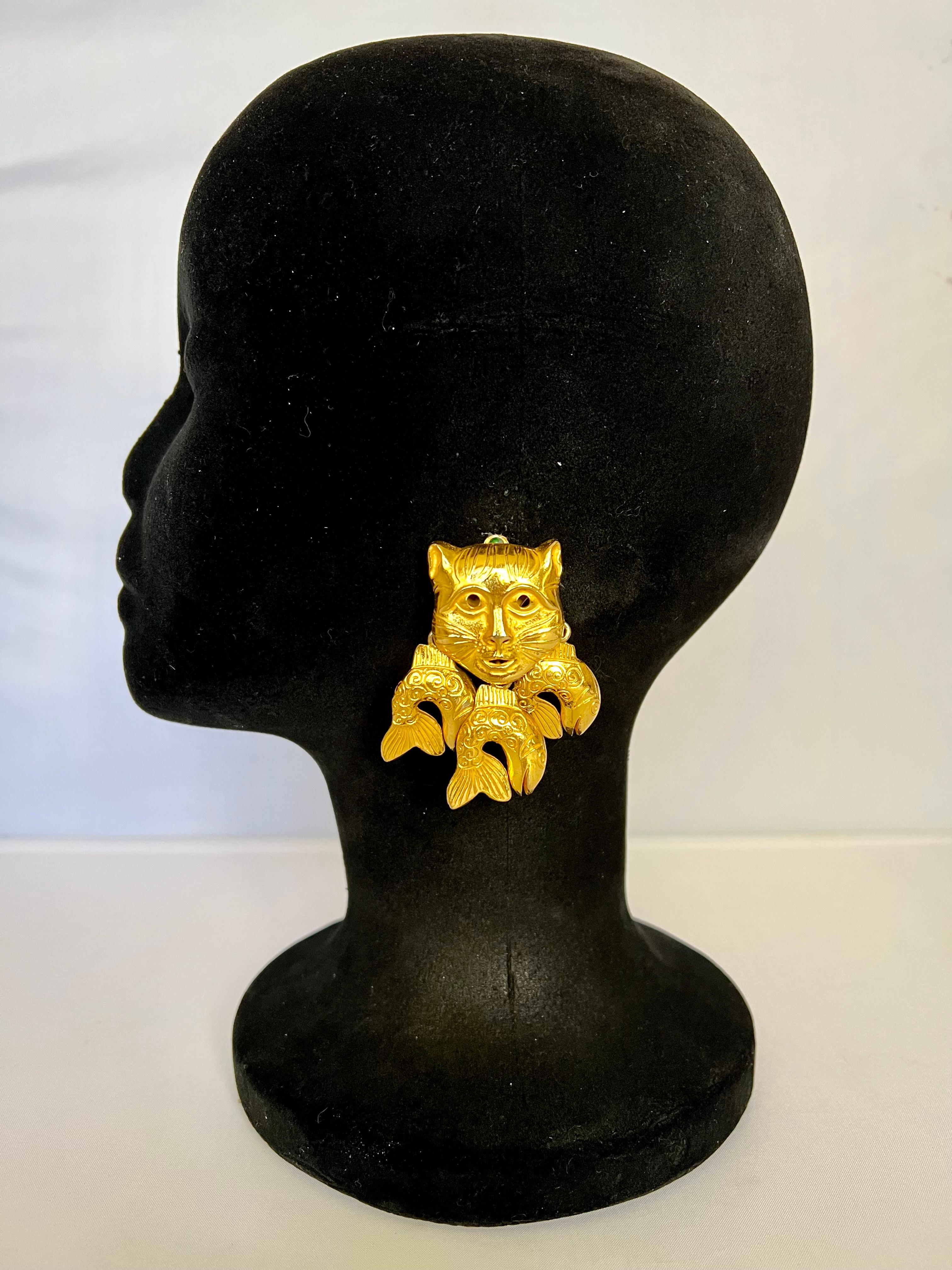 Vintage-Ohrringe aus goldfarbenem Metall mit großen verzierten (stark geschnitzten) Katzengesichtern und Fischen von Isabel Canovas, hergestellt in Frankreich in den 1980/90er Jahren.