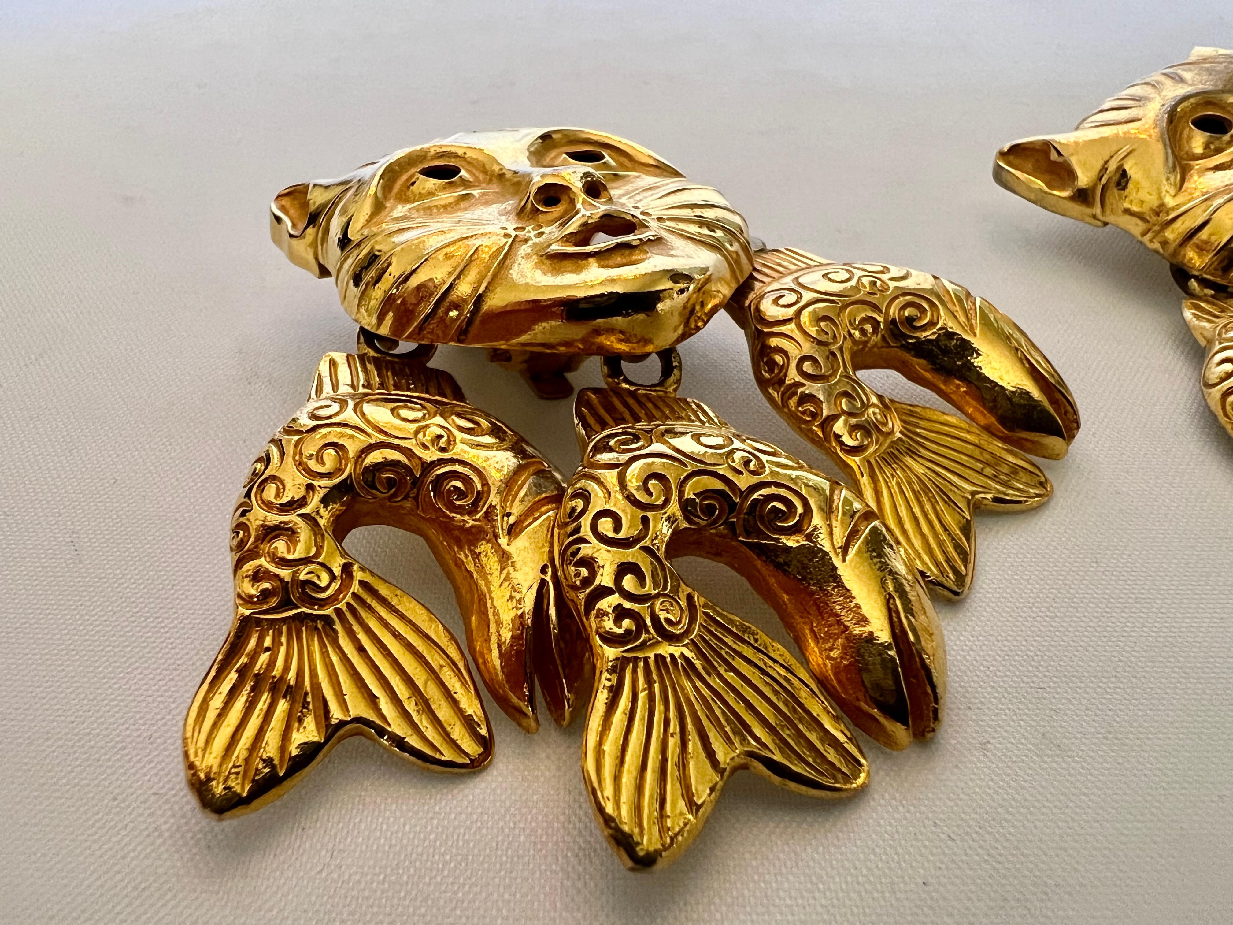 Isabel Canovas Vintage Gilt Cat Dangle Earrings In Excellent Condition For Sale In Palm Springs, CA