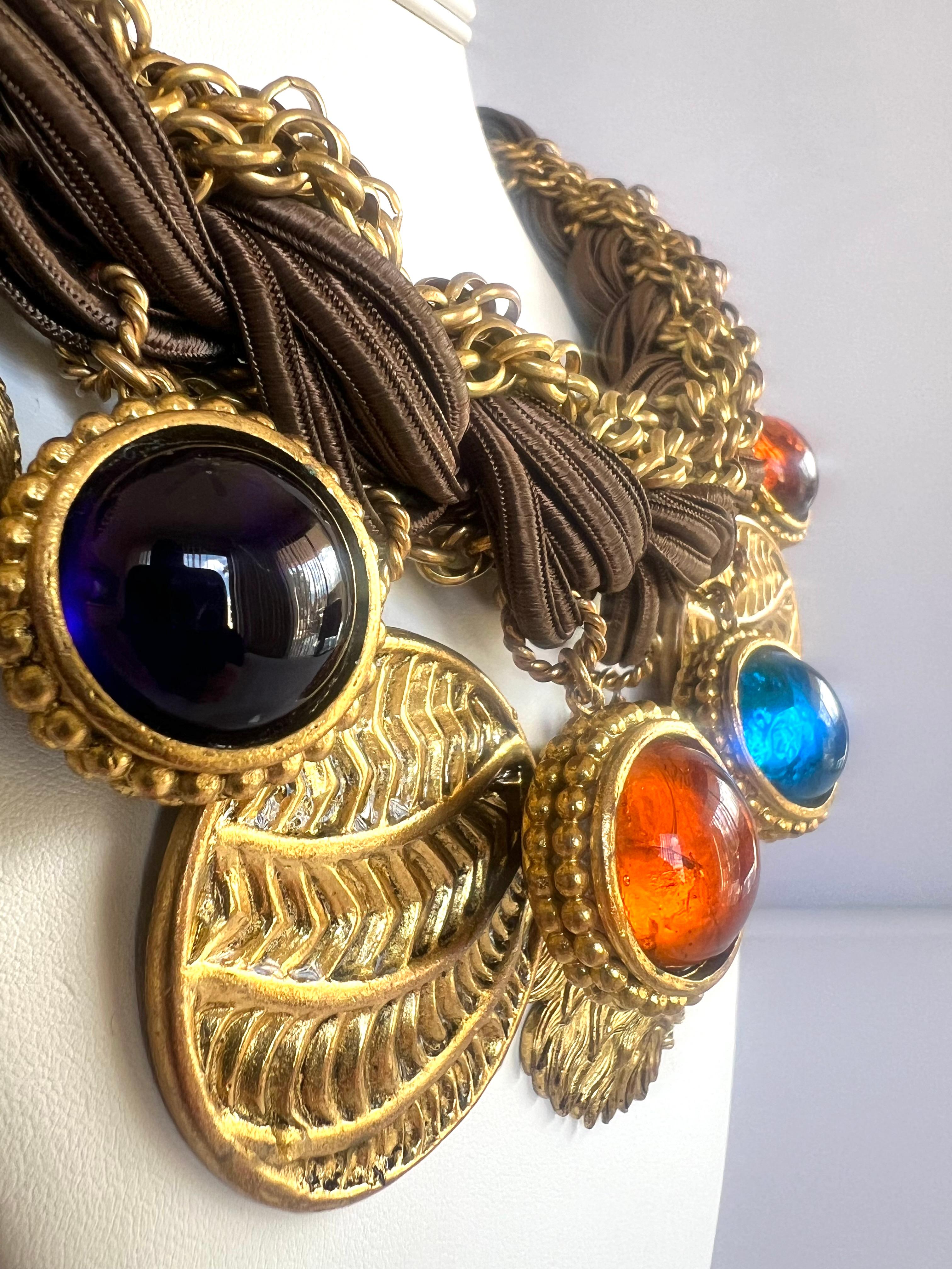Vintage verziert  Isabel Canovas Halskette aus Seide und Kette mit Charme. Die Halskette ist mit vergoldetem Metall und gegossenen Glasanhängern verziert, die sehr kunstvoll sind. Unterzeichnet von Isabel Canovas. 