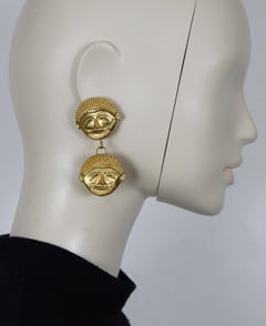 ISABEL CANOVAS Pendientes colgantes de campana con máscara vintage en tono dorado