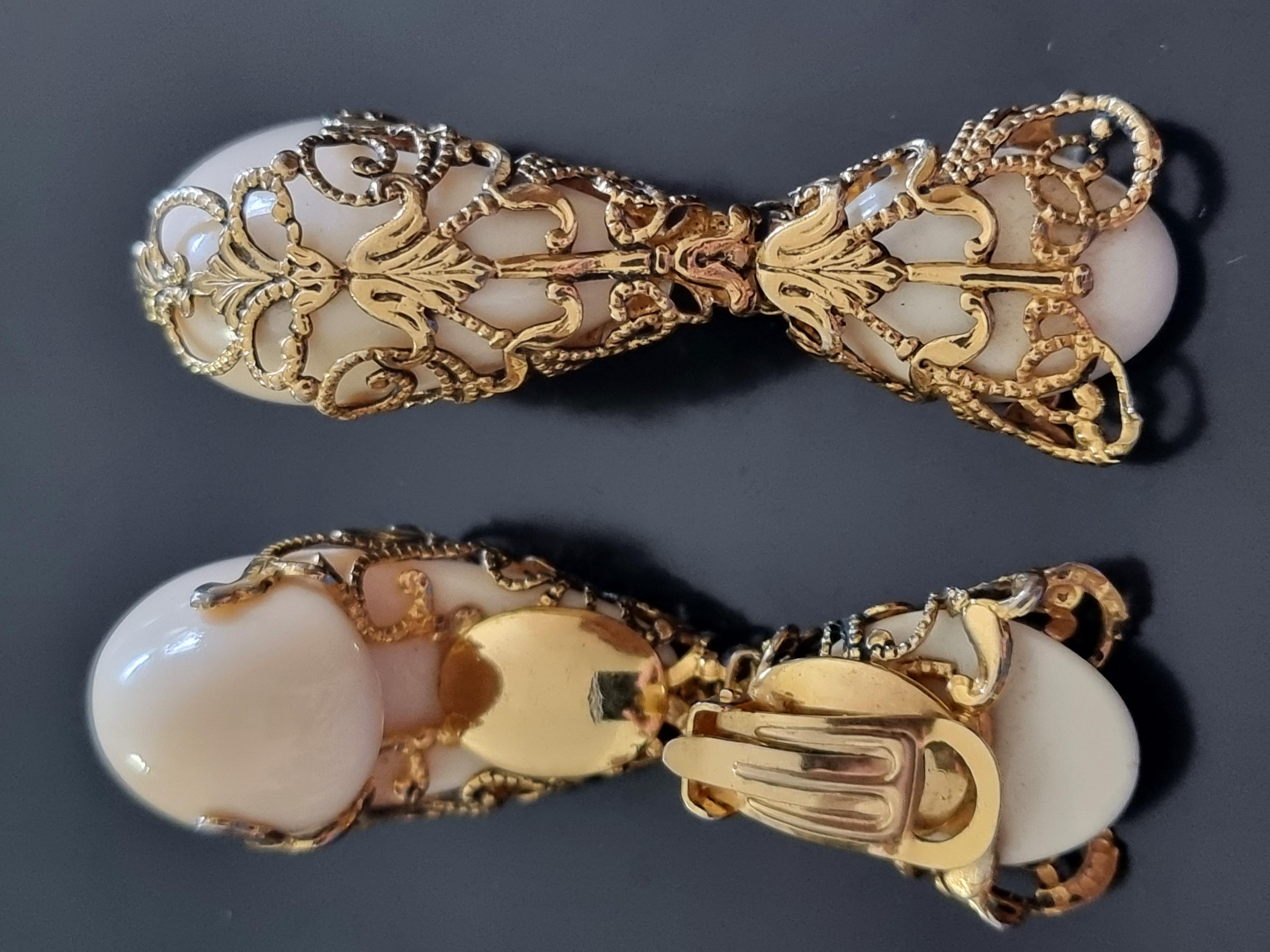 Oversize, podium, large clip-on Earrings,
80s vintage,
by high-end French designer Isabel Canovas,
very good quality,
dimension 8 x 2.5 cm, weight 1 x 24 g,
good condition.

Isabel CANOVAS was born in 1945 in Paris.
Isabel was exposed to Haute