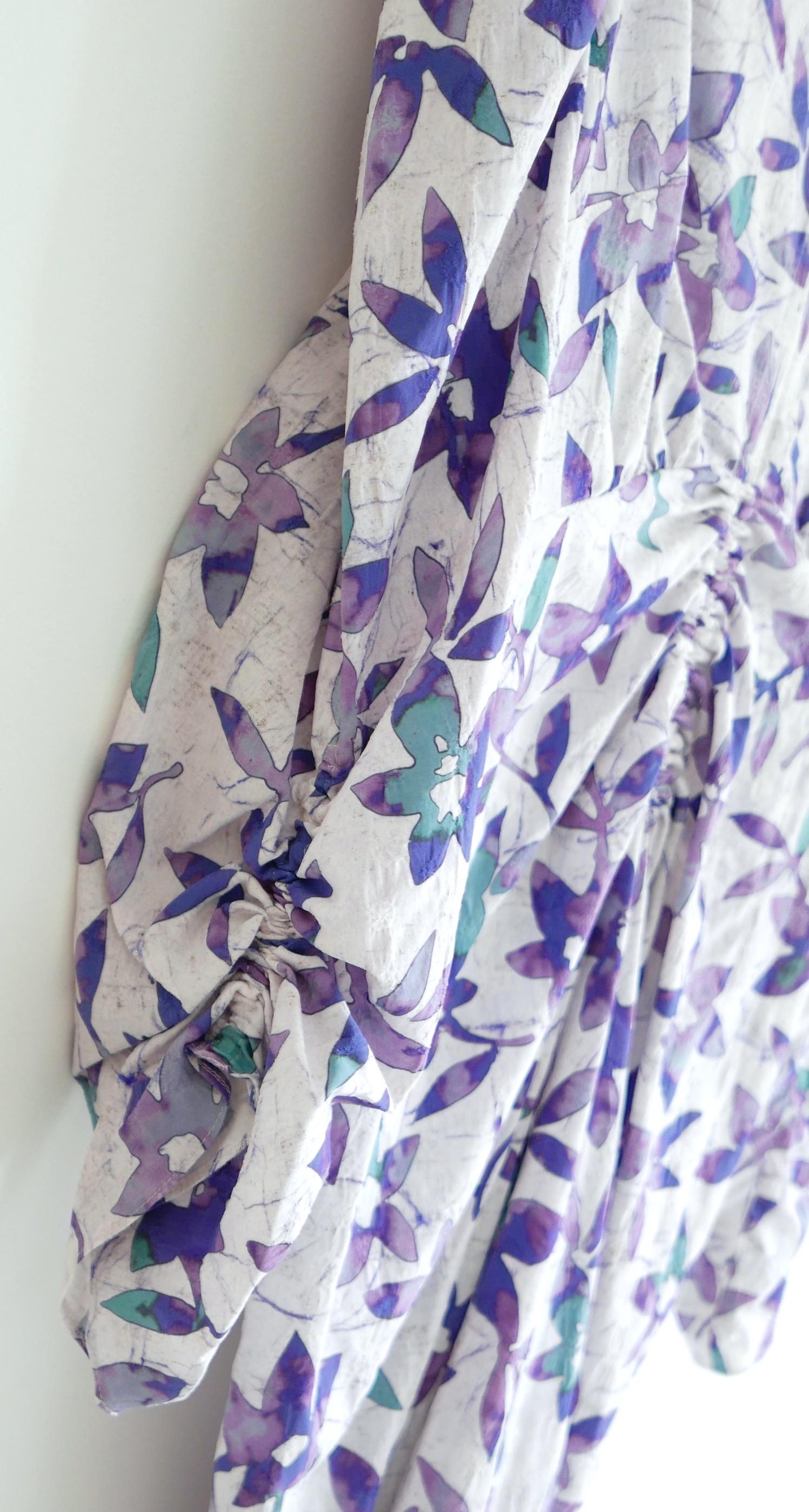 Impresionante vestido Isabel Marant Albisd - comprado por 1050 £ y nuevo con etiqueta. Confeccionada en jacquard de viscosa y seda con estampado floral púrpura, sutilmente flocado y bellamente texturizado. Tiene un corte superfavorecedor con suave