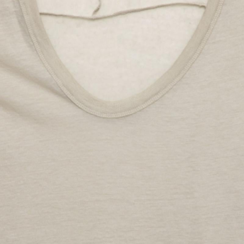 Cette robe d'Isabel Marant vous aidera à rester confortable et douillette toute la journée ! Elle est réalisée en coton beige et est transparente. Il est sans manches et de longueur mini. Cette création d'Isabel Marant sera certainement votre choix