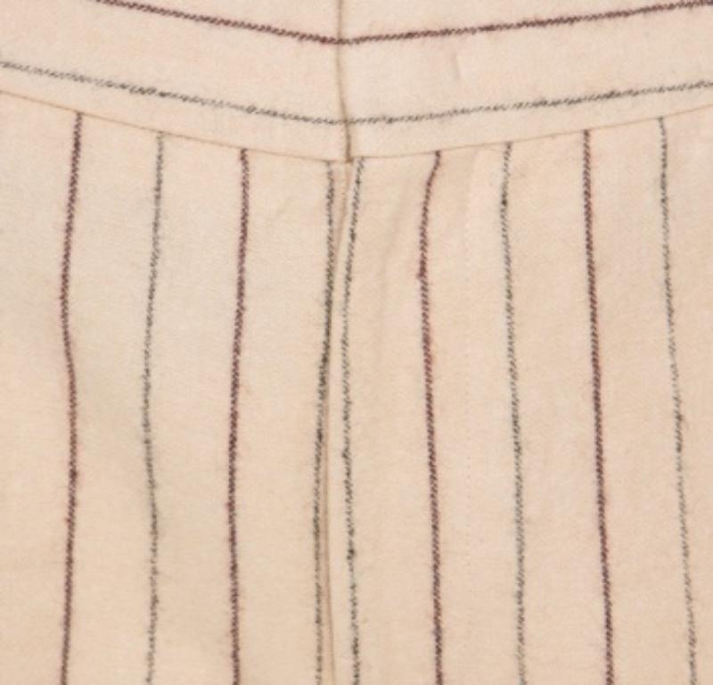 Diese aus Leinen und Wolle gefertigte Hose von Isabel Marant ist ausgestellt und über und über gestreift. Die bequeme Kreation wird Ihrer formellen Mode sicherlich einen stilvollen Touch verleihen.