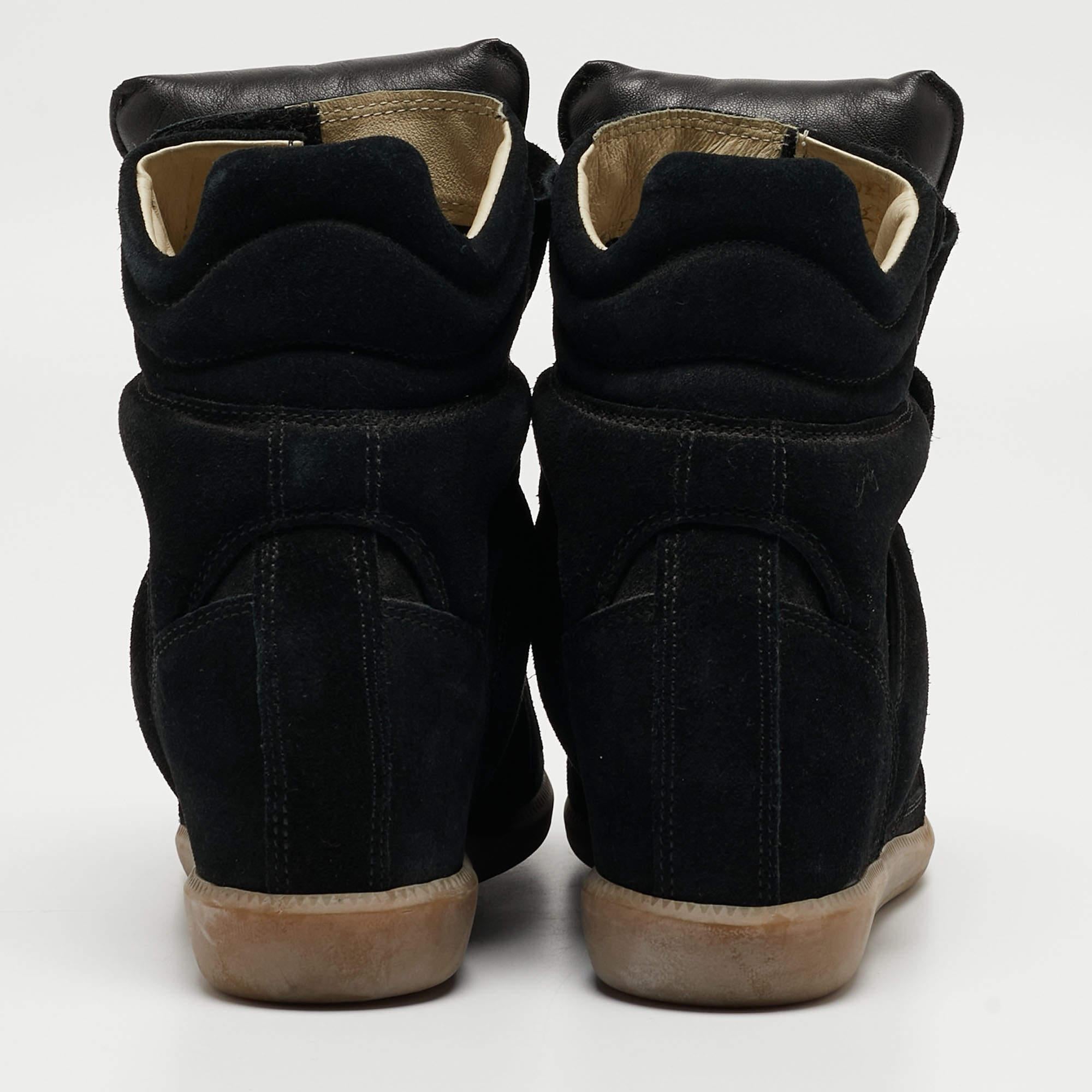 Gönnen Sie sich luxuriösen Komfort mit diesen Designer-Sneakers aus dem Hause Isabel Marant. Mit Klettverschlussriemen und verstecktem Keilabsatz verleihen sie Ihren Outfits ein stilvolles Finish.

