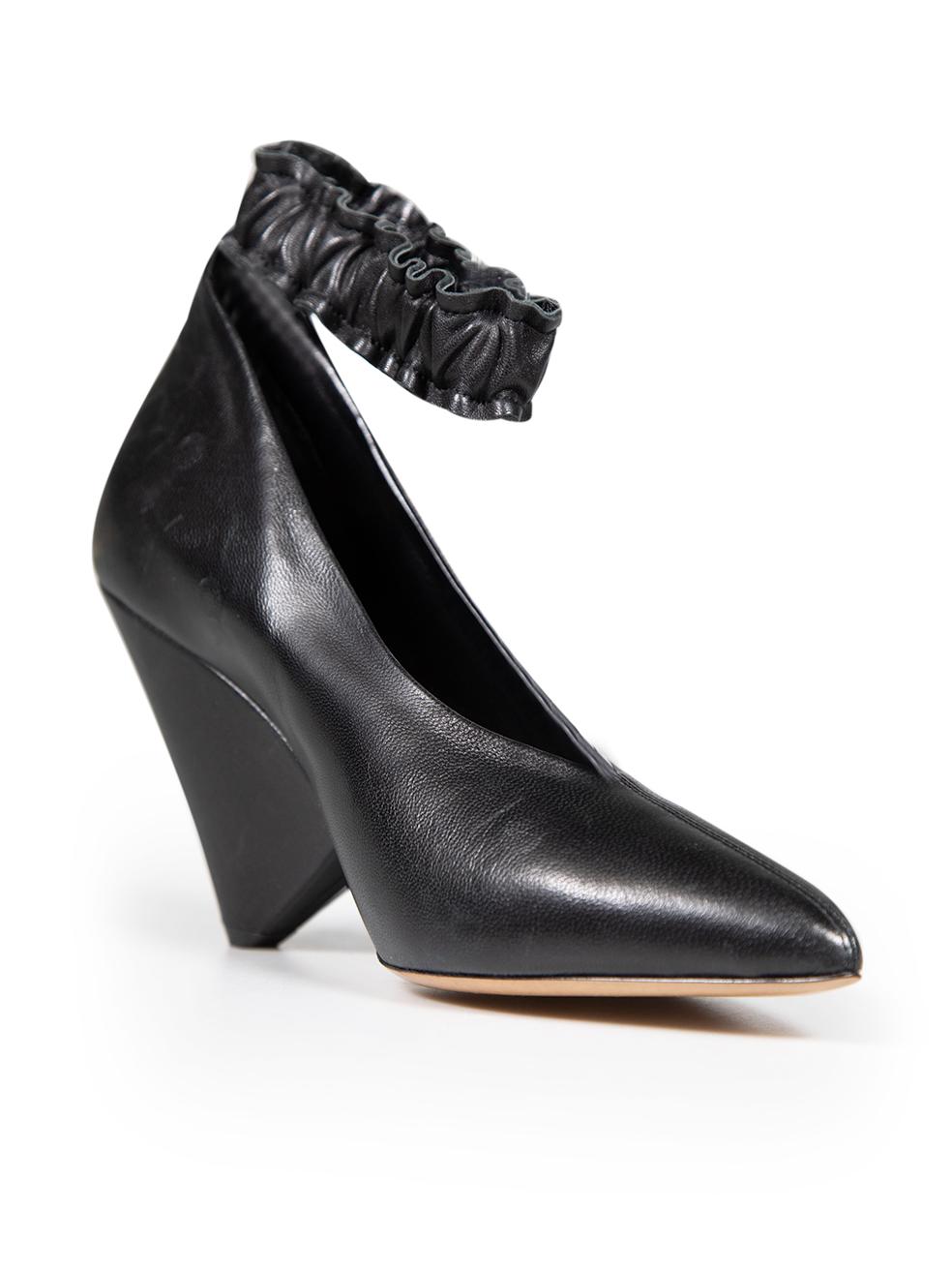CONDITION is Very good. Minimal wear to pumps is evident. Minimal scratches and indents to the tip, both sides of both shoes as well as the rear heel on this used Isabel Marant designer resale item.
 
 
 
 Details
 
 
 Black
 
 Leather
 
 Heels
 
