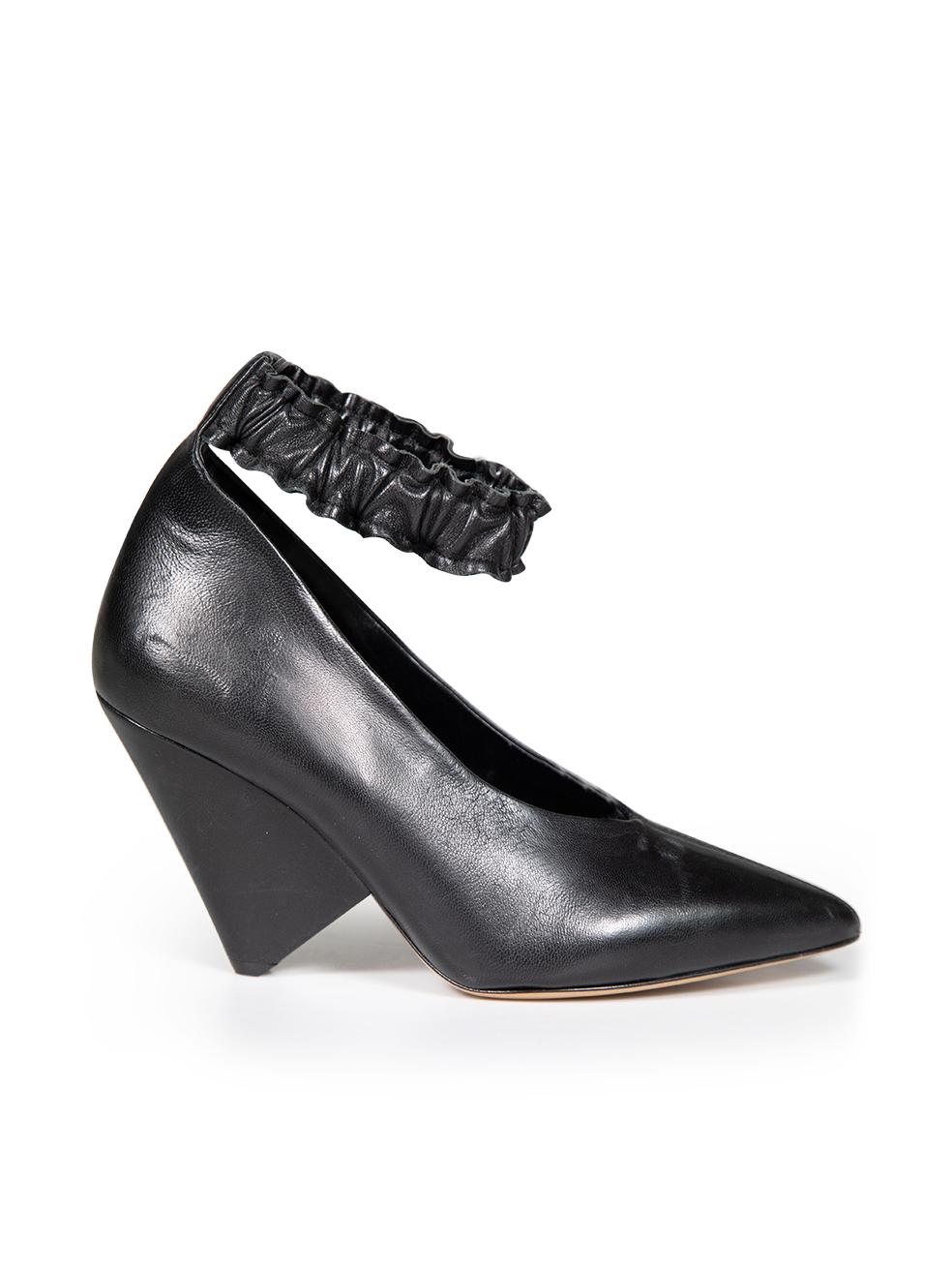 L'ÉTAT est très bon. L'usure des pompes est minime. Minimes rayures et indentations à la pointe, les deux côtés des deux chaussures ainsi que le talon arrière sur ce Isabel Marant designer occasion article de revente.
 

 

 

 Détails
 

 

 Noir
