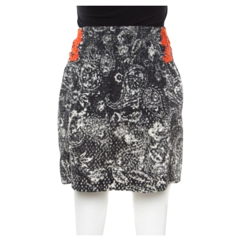 Sfoggia un look straordinario questa stagione con questa gonna di Isabel Marant, che parla di semplicità e classe. Presenta occhielli e stampe su tutta la superficie e un dettaglio di cravatta arricchito da ricami rossi.