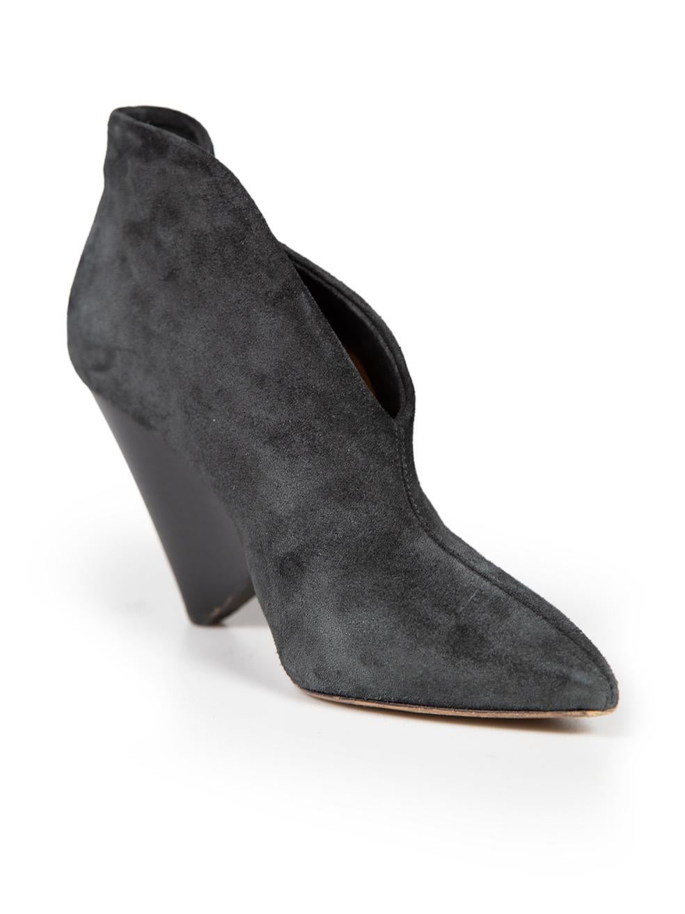 CONDITION is Very good. Minimal wear to boots is evident. Minimal abrasions to both heels and overall pilling to suede especially around the tip on this used Isabel Marant designer resale item.
 
 
 
 Details
 
 
 Black
 
 Suede
 
 Ankle boots
 
