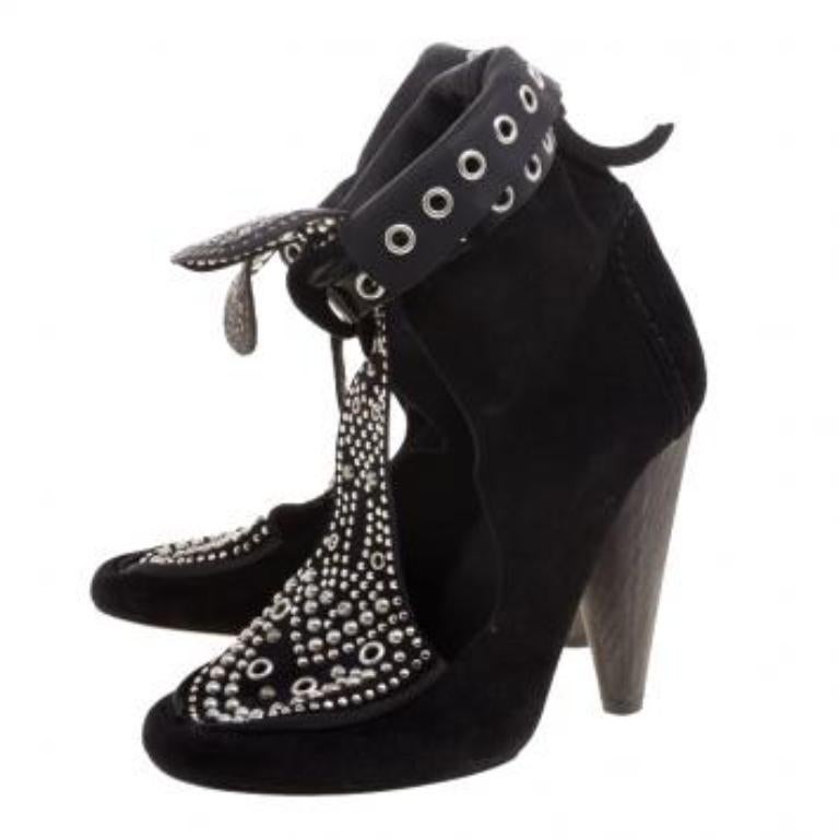 Diese Stiefelette von Isabel Marant ist eine fabelhafte Mischung aus Vielseitigkeit und High-Fashion. Mit ihr können Sie Ihren persönlichen Stil ganz einfach zum Ausdruck bringen. Sie sind aus Wildleder gefertigt und mit Nieten und Ösen versehen.
