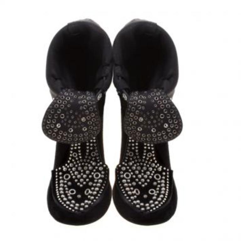 Isabel Marant Schwarz Wildleder Mossa Nieten Ausschnitt Stiefeletten Größe 39 im Zustand „Hervorragend“ im Angebot in Dubai, Al Qouz 2