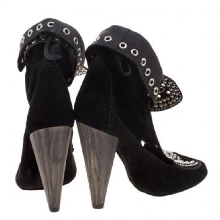 Isabel Marant Schwarz Wildleder Mossa Nieten Ausschnitt Stiefeletten Größe 39 Damen im Angebot