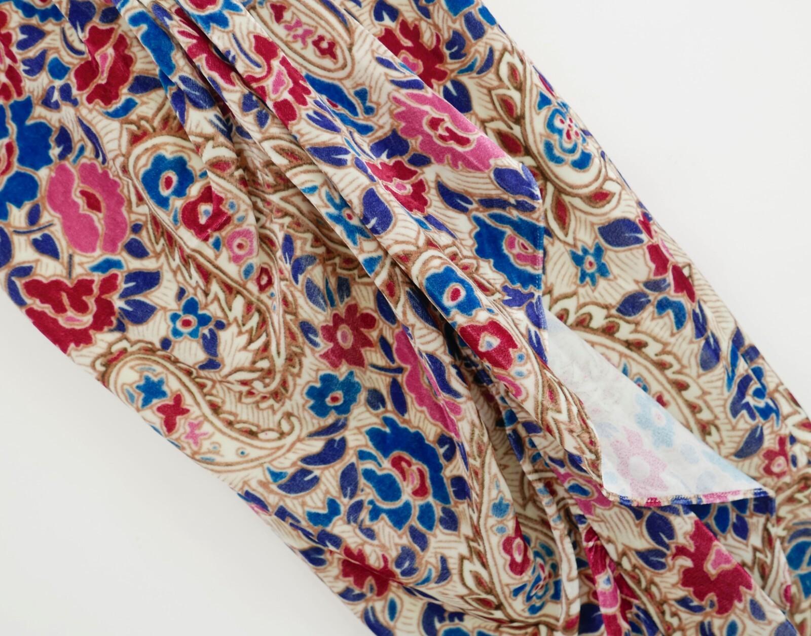 Preciosa falda Isabel Marant Breenea - comprada por 675 £ y nueva con etiqueta. De lujoso terciopelo de viscosa y seda con un colorido estampado floral y paisley. Tiene un suave drapeado, corte envolvente de imitación con detalle delantero en