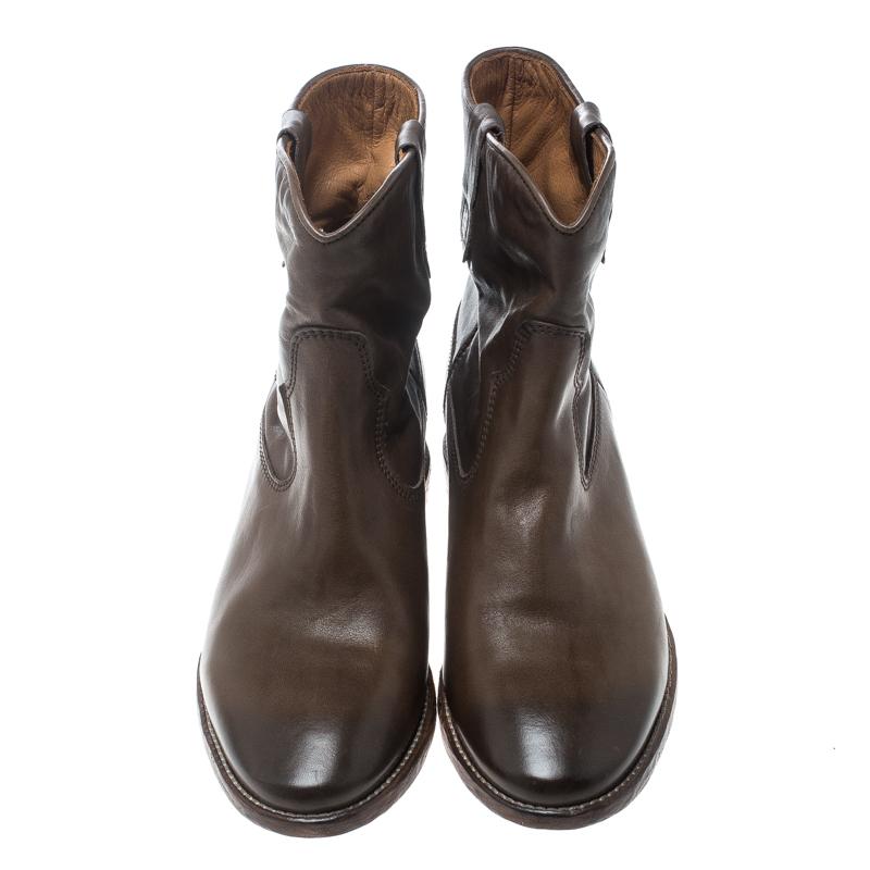 Finely crafted from leather, these brown ankle boots from Isabel Marant are sleek and filled with subtle style. They bring round toes, comfortable insoles, and tough outsoles. They'll surely help you take your personal style a notch
