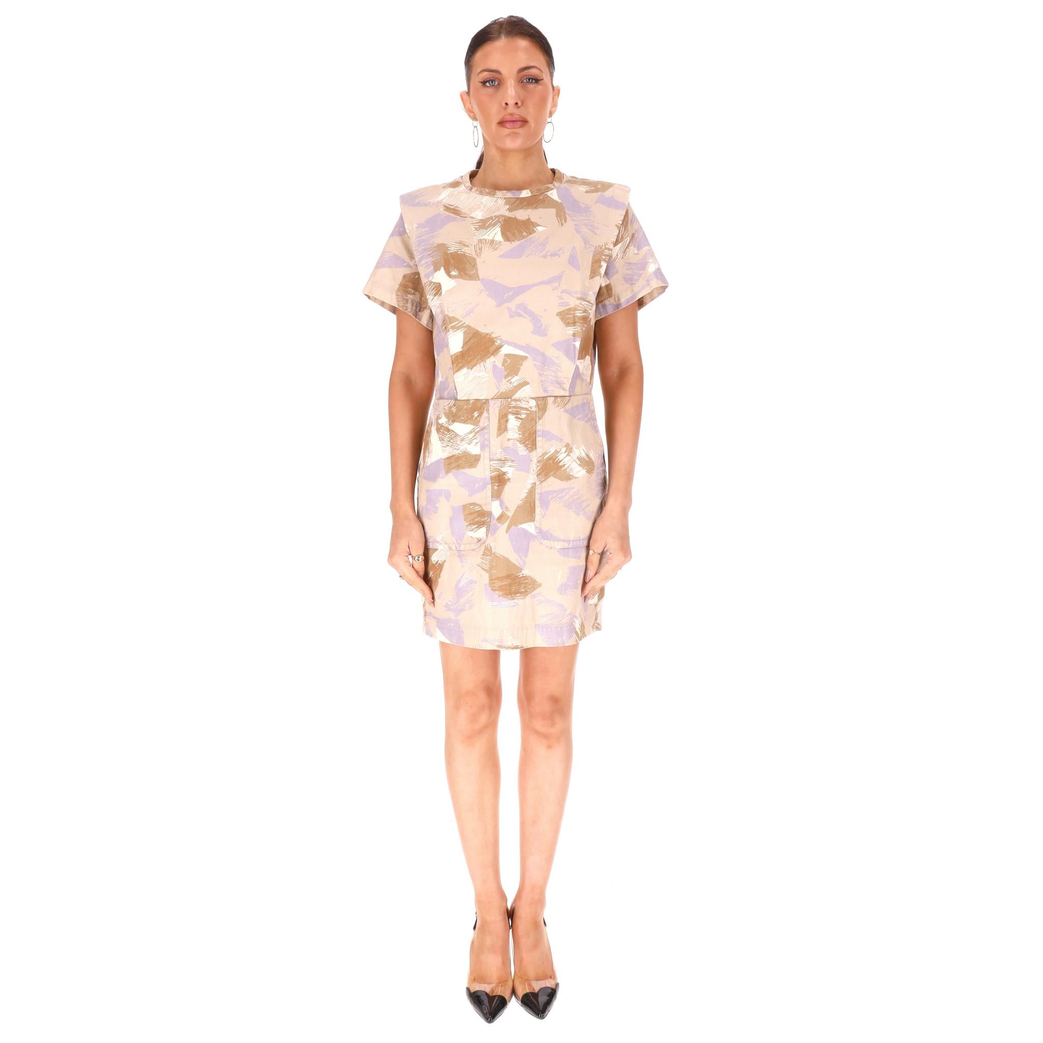 Mini abito in cotone e lino di Isabel Marant

Abito beige 'Ilesa' con stampa mimetica a pennellate nei toni del rame, del blu e dell'argento.

Con pannelli strutturati sulle spalle e una vita stretta.

Con scollatura a girocollo, maniche corte, zip