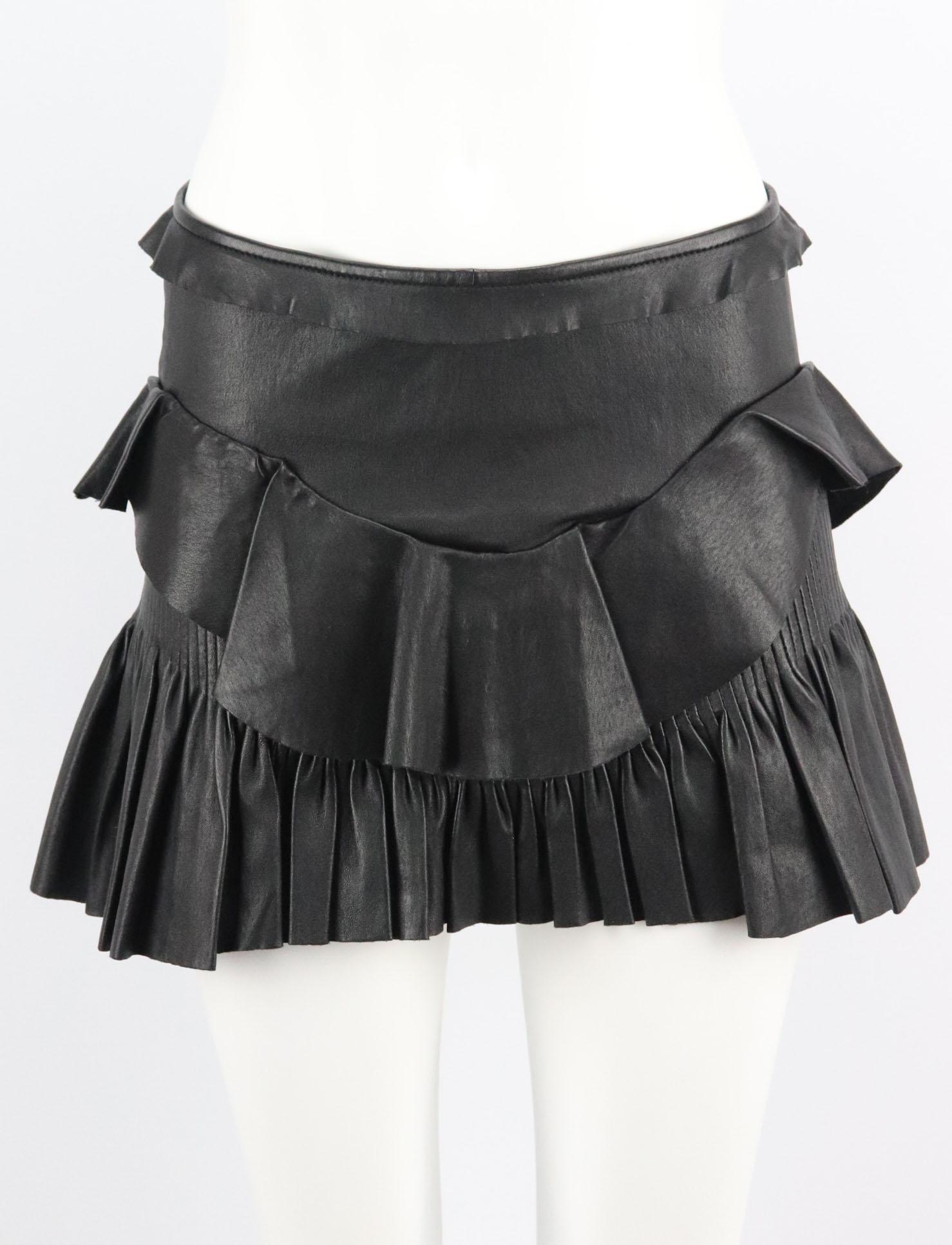 This Cyan mini skirt by Isabel Marant is cut from buttery soft stretch-leather with tiered pleated ruffle detail throughout.
Black leather.
Concealed hook and zip fastening at back.
100% Leather (Lamb); backing: 97% cotton, 3% elastane.

Size: FR 38