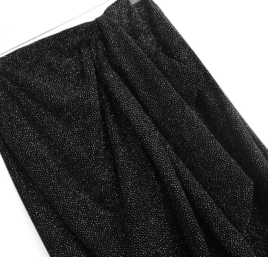 Jupe fluide en velours étincelant Isabel Marant Etoile Alyssa - neuve avec étiquette. Fabriqué en velours de polyester noir doux avec une texture de points scintillants. Il présente une coupe légèrement drapée, faussement enveloppante, avec des