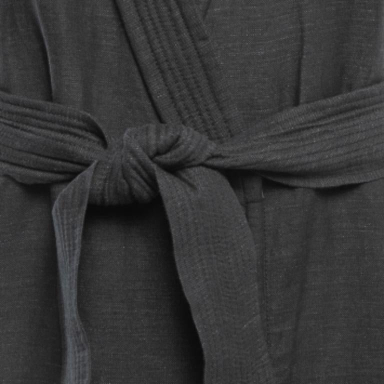 Este vestido de diseño es una prenda chic y con estilo que desprende elegancia y sofisticación. Con su elegante diseño, su favorecedora silueta y su confección de alta calidad, este vestido es perfecto para cualquier ocasión especial o evento