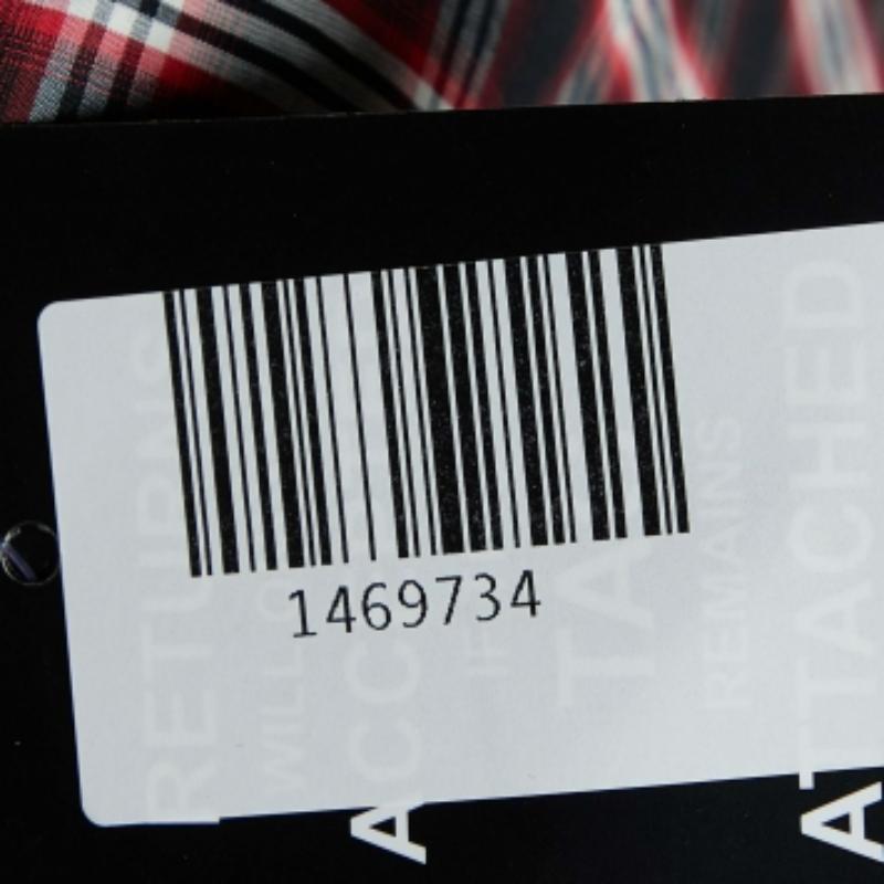 Erleben Sie die Freude an fachkundiger Schneiderei mit diesem Designerkleid für Damen. Die sorgfältige Verarbeitung, die makellose Passform und die luxuriösen Details sorgen für unvergleichlichen Komfort. Diese wunderschöne Kreation wird Ihren Stil