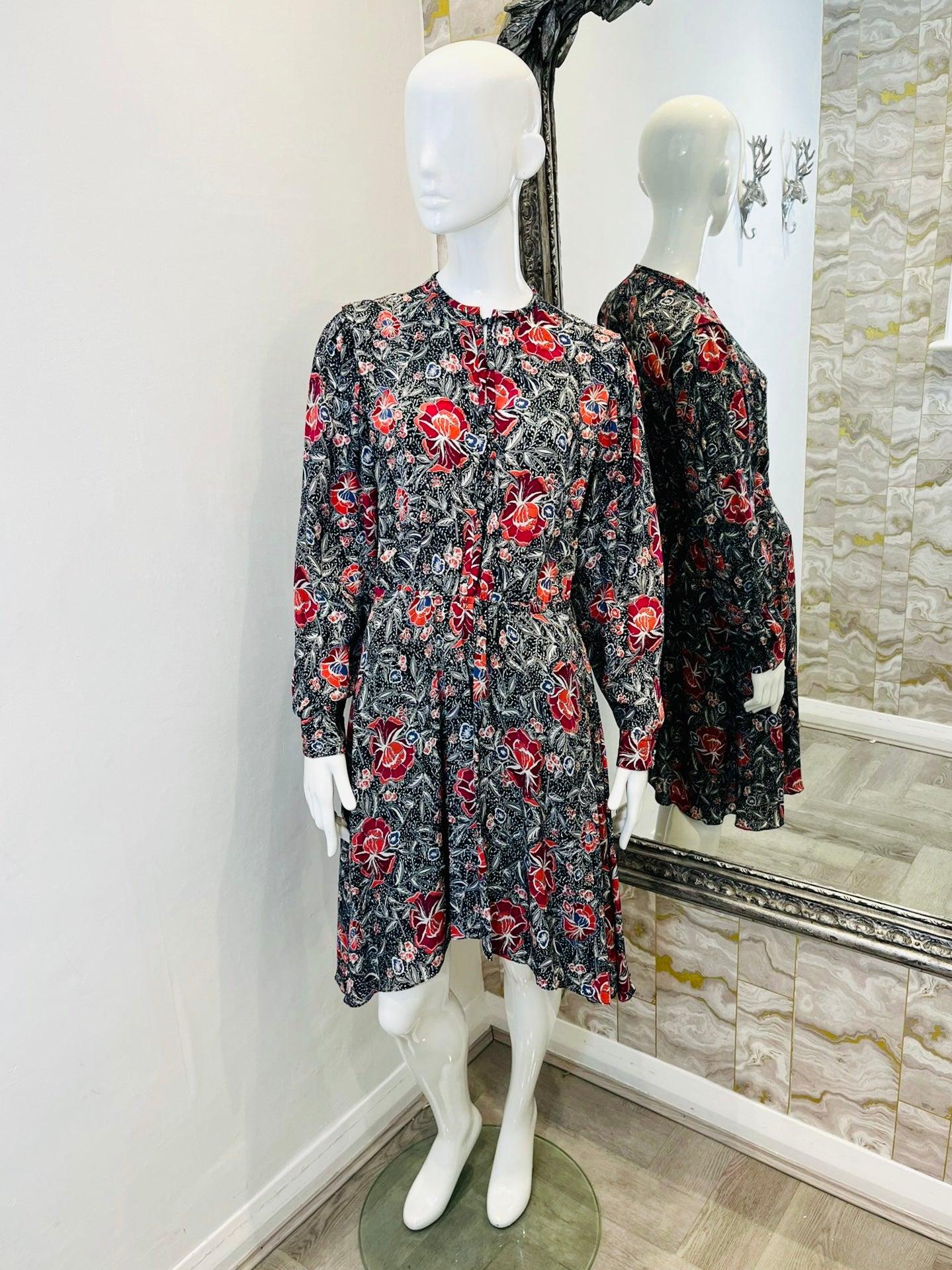 Isabel Marant Etoile Floral Silk Dress

Floral 'Yandra' dress in red and blue flower prints with a monochrome background.

Bohemian style with elasticated waist, flowy hemline and button cuffs.

Size - 38FR

Condition - Excellent

Composition - Silk 