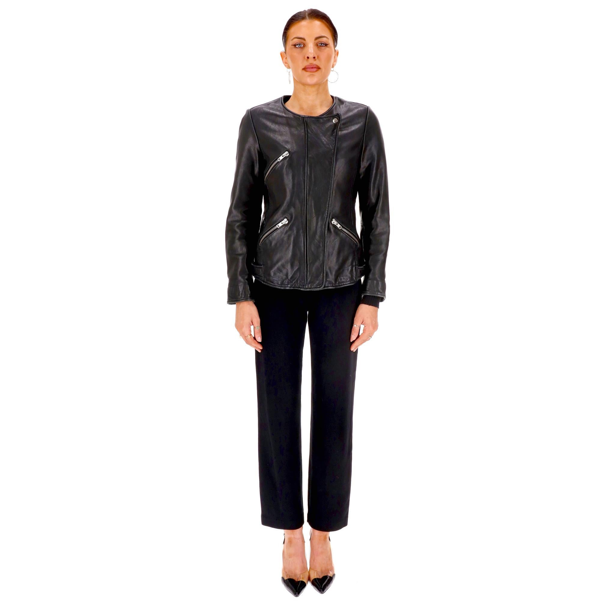 Isabel Marant Etoile - Veste motard en peau d'agneau

Veste 'Bradi' noire en cuir d'agneau souple avec fermeture éclair asymétrique et patte de boutonnage.

Il est doté de poignets zippés et de poches zippées en biais sur la poitrine et à la
