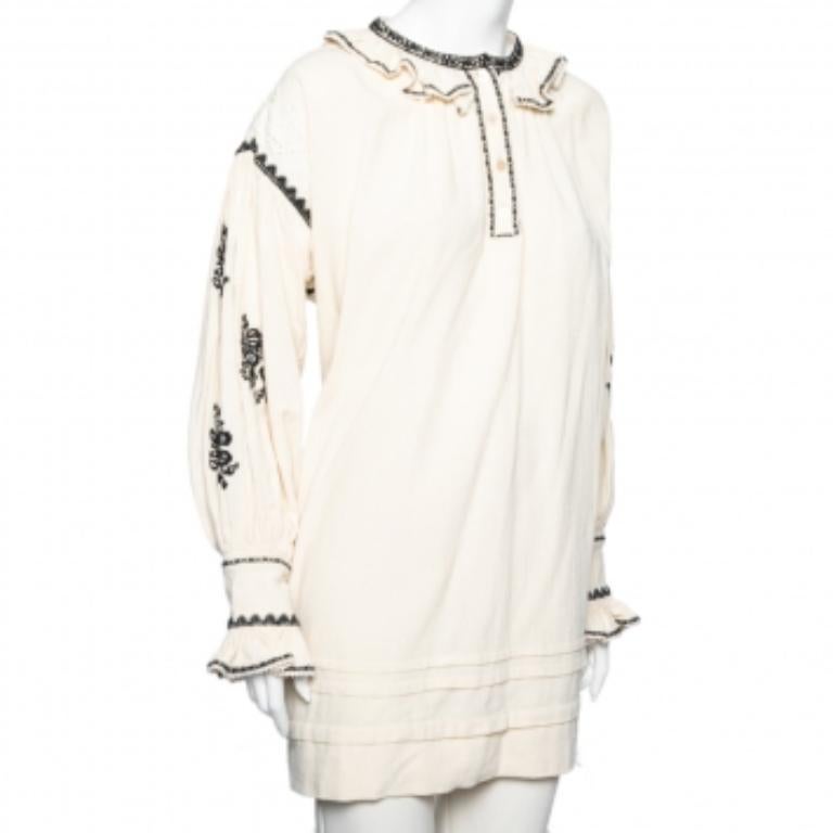 Ce haut surdimensionné Isabel Marant Etoile est à la fois rêveur, confortable et bien fait. Ce haut blanc cassé est cousu en coton et présente de jolies broderies avec des détails de volants près du cou et des manches. Il est idéal pour les