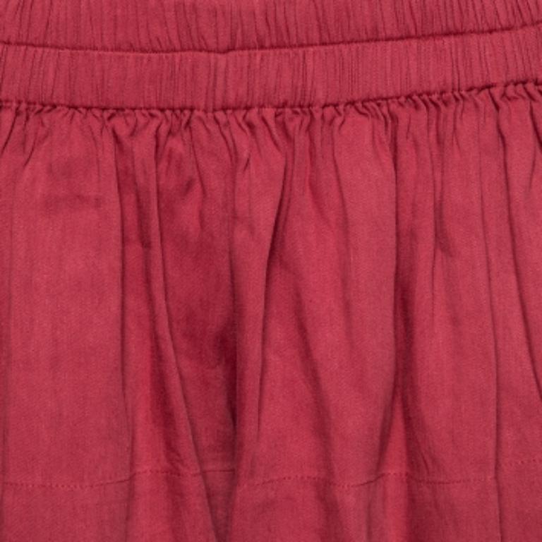 Adoptez un look fun et chic avec cette jolie paire de shorts rouges Isabel Marant Etoile. Confectionné en lin, il présente une taille smockée, des plis et deux poches extérieures. Un crop top ou un T-shirt et des chaussures plates avec cette paire