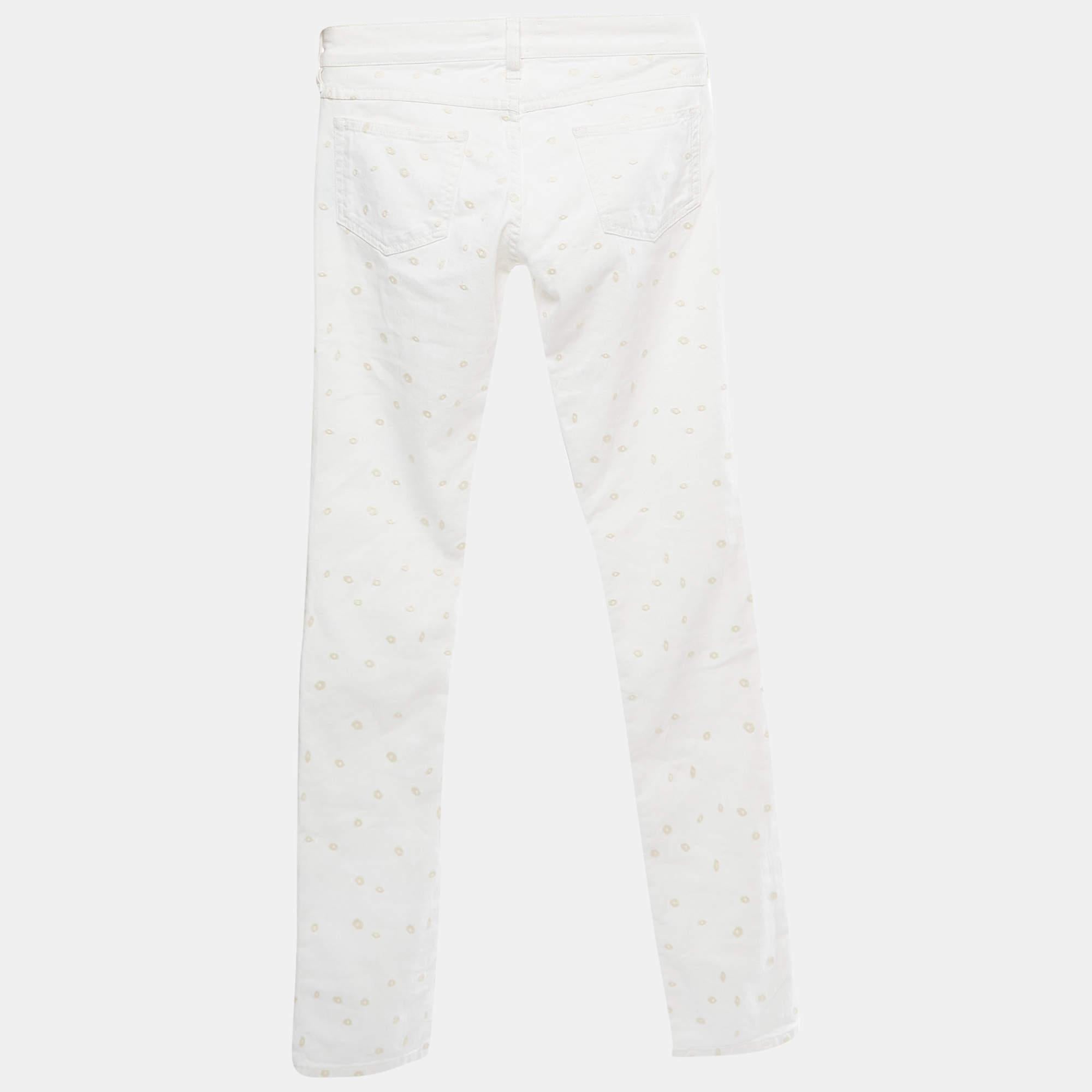 A good pair of jeans always makes the closet complete. This pair of jeans is tailored with such skill and style that it will be your favorite in no time. It will give you a comfortable, stylish fit.  