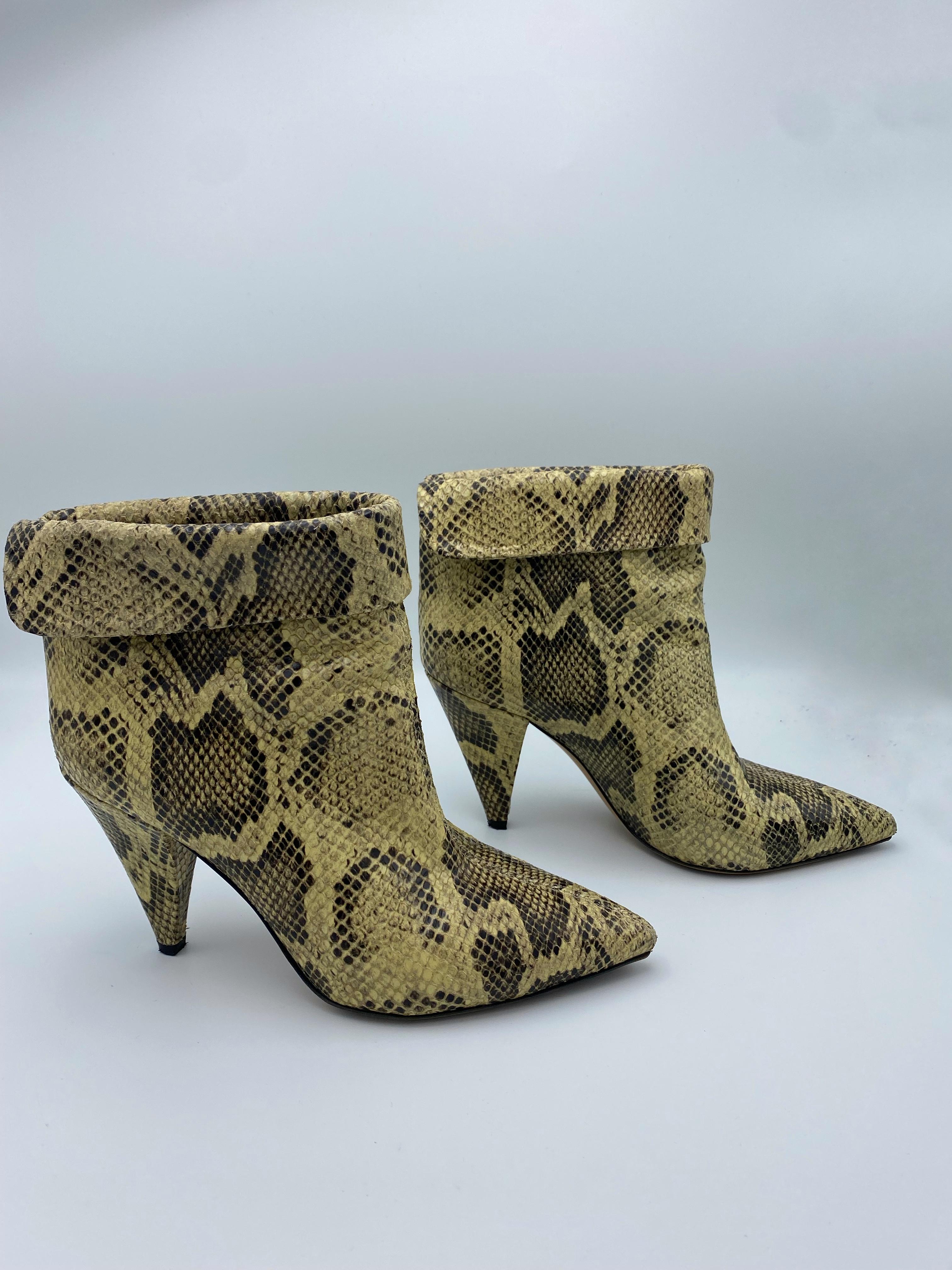 - Animal, snake skin leather
- Pointy toe
- Folded detail
- Heel height is 3.25
- Comes with the box