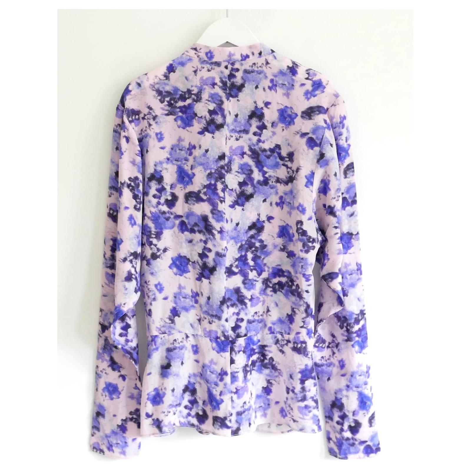 Preciosa blusa Isabel Marant Fidaje con estampado floral difuminado. Comprado por 595 £ y sin estrenar con botón de repuesto. Confeccionada en crepé de chine de seda supersuave en delicados tonos morados y azules. Tiene un corte holgado en el pecho