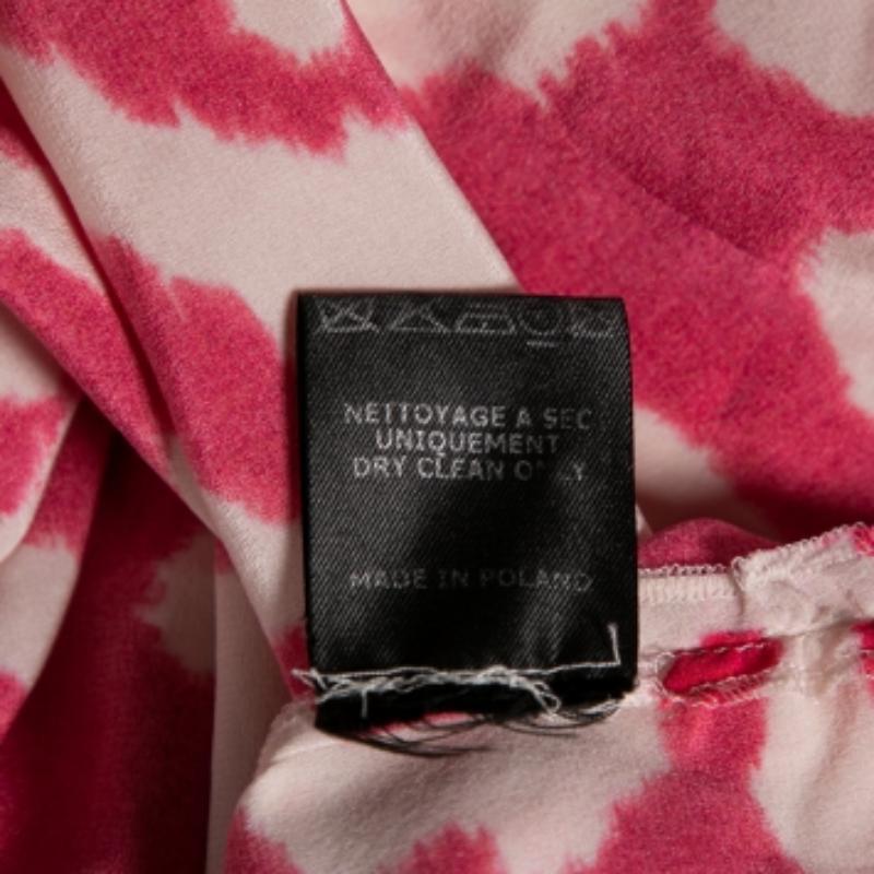 Préparez-vous pour la journée avec cette blouse en crêpe de Chine d'Isabel Marant. Il est taillé dans des tissus de qualité et présente un style drapé sur toute sa longueur. Il présente des imprimés fuchsia, une fermeture boutonnée et des manches