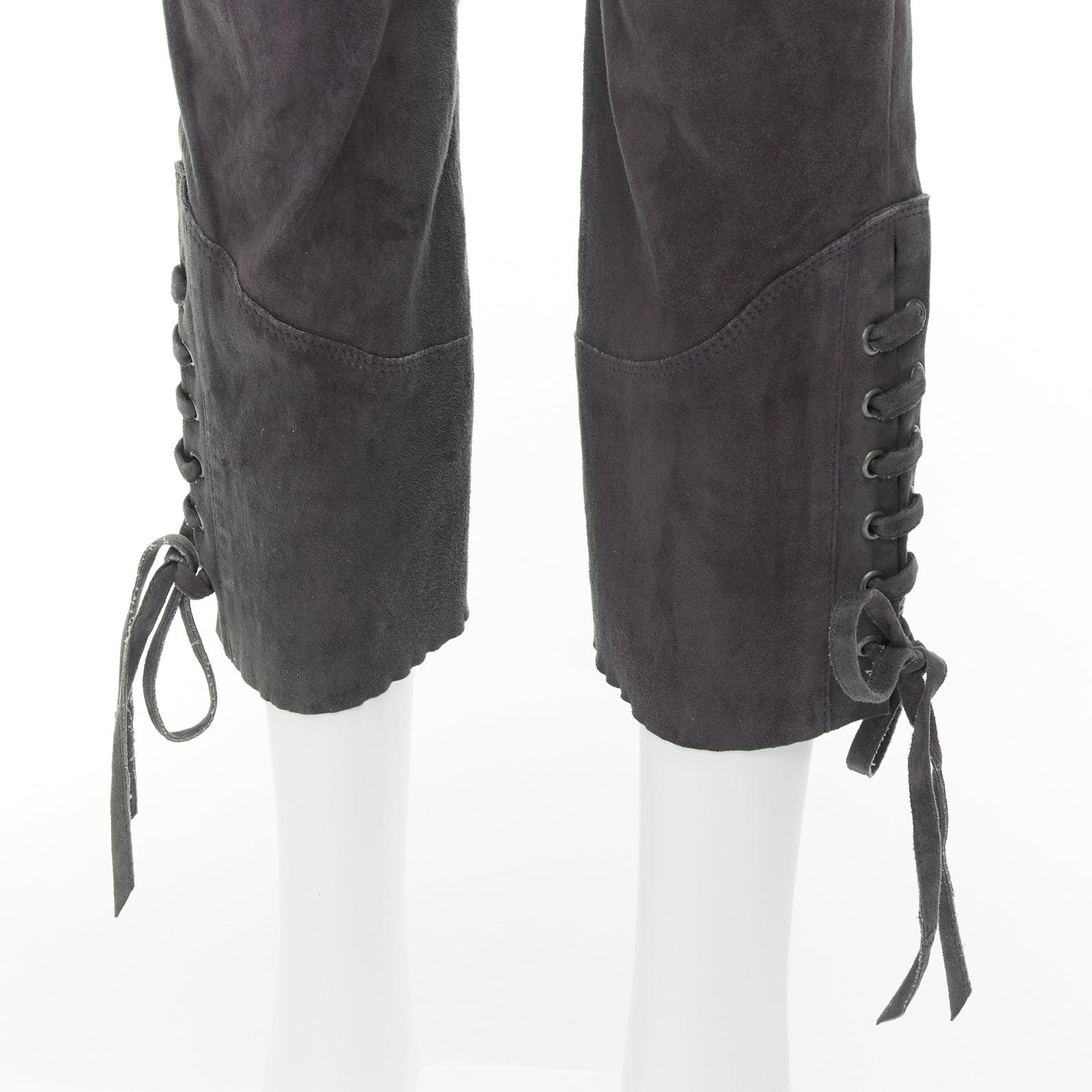 ISABEL MARANT Pantalon court en daim gris à boucles latérales et à lacets en vente 3