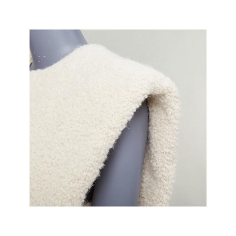 ISABEL MARANT Gwendalia gilet boxy in lana bouclè color crema FR34 XS
Riferimento: NKLL/A00588
Marchio: Isabel Marant
Model: Gwendalia
Materiale: Lana, lana vergine
Colore: crema
Modello: Tinta unita
Chiusura: Gancio e barra
Fodera: Cotone