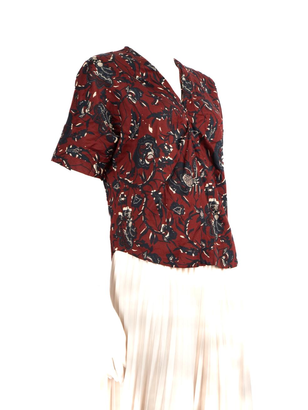 CONDITION is Very good. Hardly any visible wear to top is evident on this used Isabel Marant √âtoile designer resale item.
 
 Details
 Burgundy
 Cotton
 Blouse
 Floral print
 Short sleeves
 V-neck
 
 
 Made in India
 
 Composition
 100% Cotton
 
