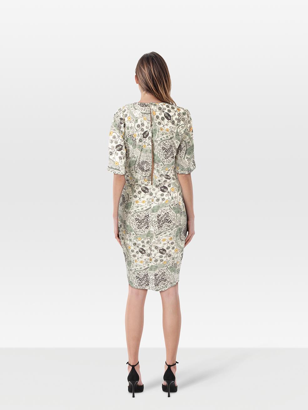 L'ÉTAT est très bon. Pratiquement aucune usure visible de la robe n'est visible sur cet article de revente Isabel Marant Étoile d'occasion.
 

 

 

 Détails
 

 

 Multicolore
 

 Viscose
 

 Robe
 

 Imprimé floral
 

 Manches mi-longues
 

 Col