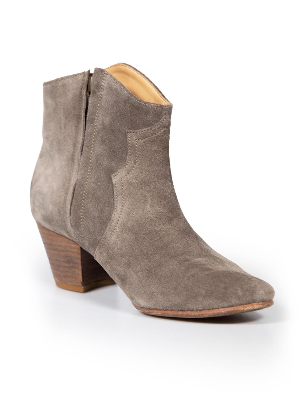 CONDITION is Very good. Minimal wear to boots is evident. Minimal wear to soles, with a small mark to the left shoe left side on this used Isabel Marant designer resale item.
 
 
 
 Details
 
 
 Grey
 
 Suede
 
 Ankle boots
 
 Round toe
 
 Mid heel
