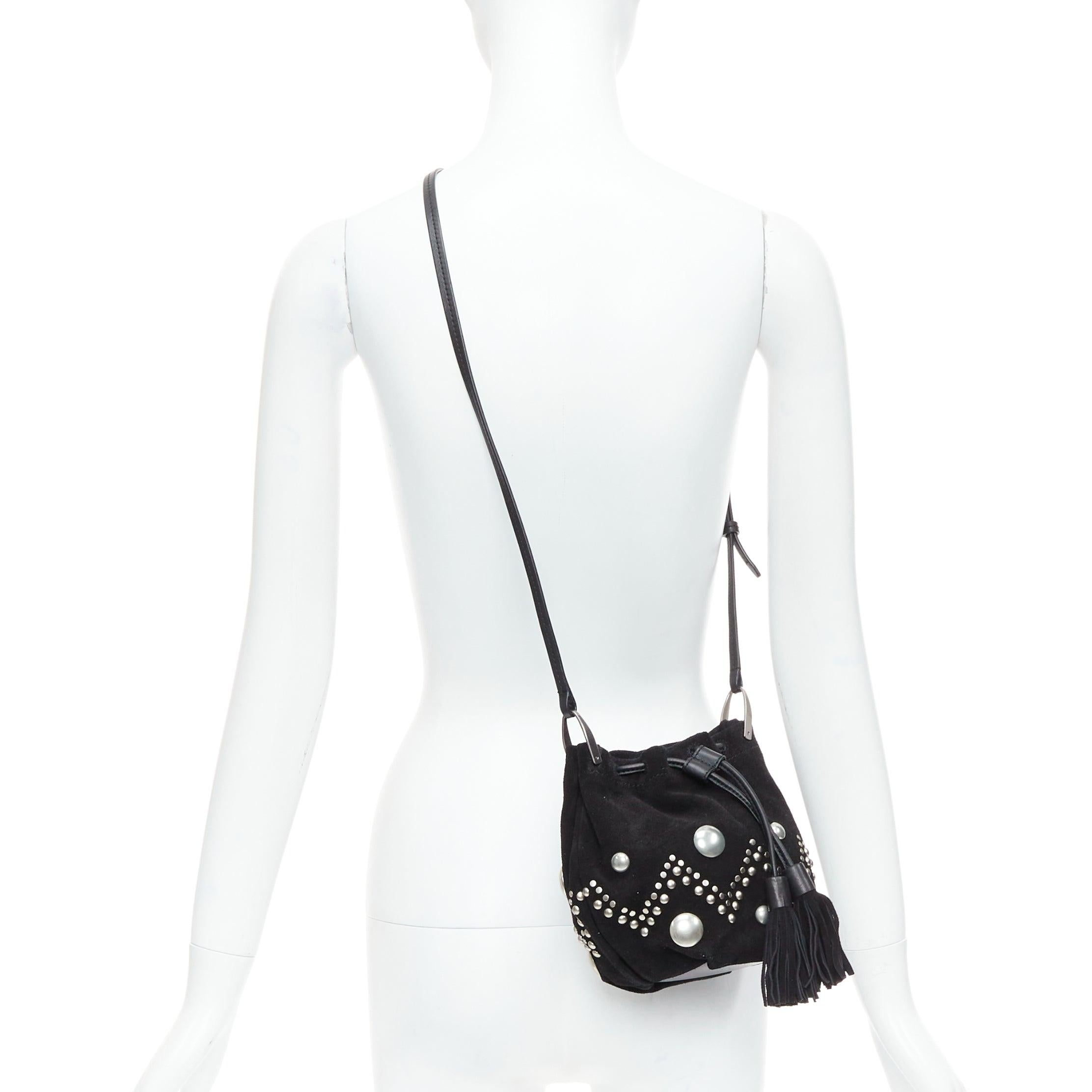 ISABEL MARANT Bolso Kylio de ante negro con tachuelas plateadas
Referencia: LAYU/A00039
Marca: Isabel Marant
Model No: Kylio
Material: Piel
Color: Negro, Plata
Patrón: Sólido
Cierre: Cordón
Forro: Tejido negro
Detalles adicionales: El bolso 