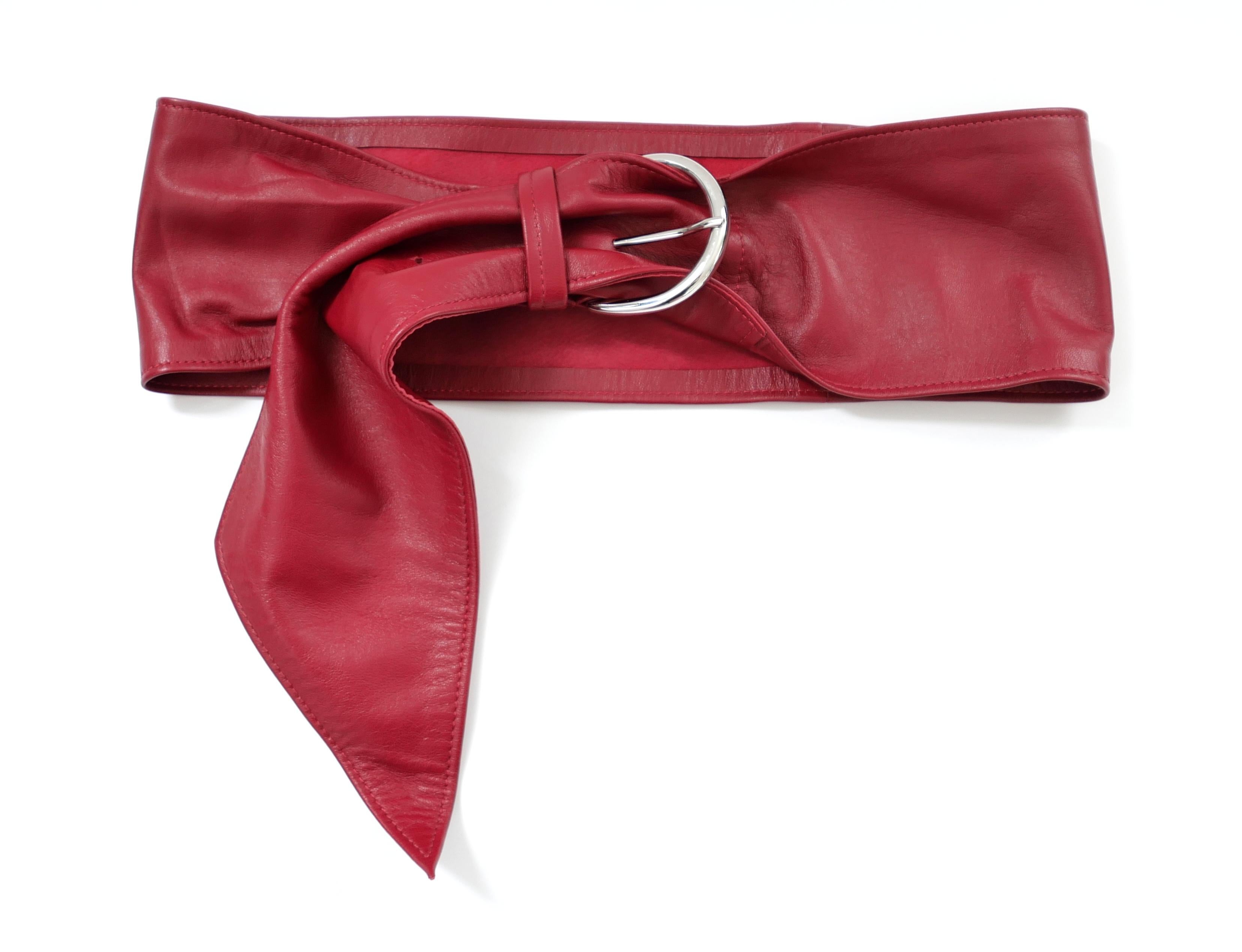 Super cooler Isabel Marant Luiza breiter Ledergürtel. Ungetragen mit Staubbeutel. Aus superweichem rotem Leder mit großer silberfarbener Schnalle. Größe 85. Maßnahmen ca. 43 