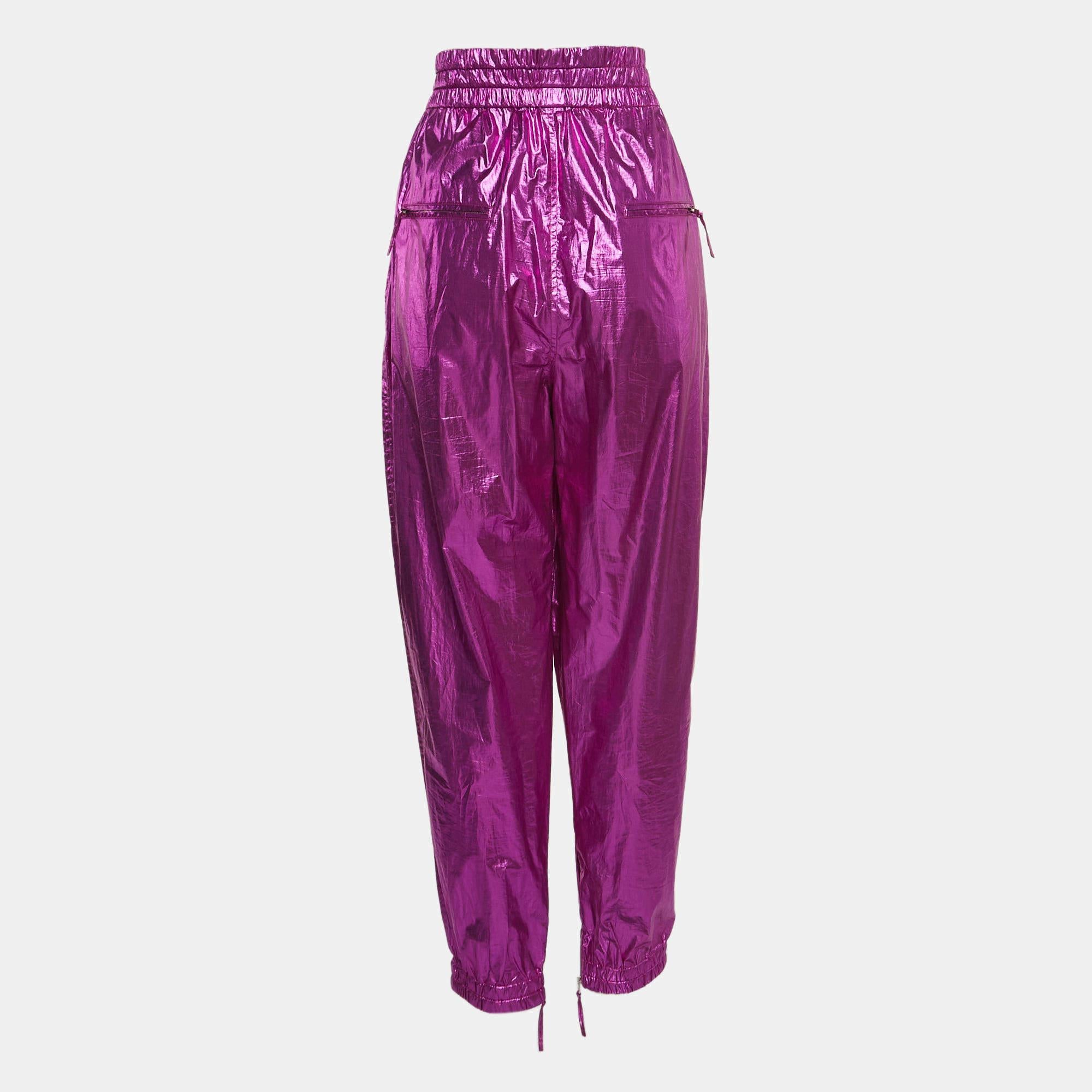 I pantaloni Isabel Marant fondono stile contemporaneo e comfort. Realizzati in cotone di alta qualità, questi pantaloni sono caratterizzati da una tonalità rosa metallizzato, da una silhouette aderente e da dettagli Galoni che li rendono una scelta