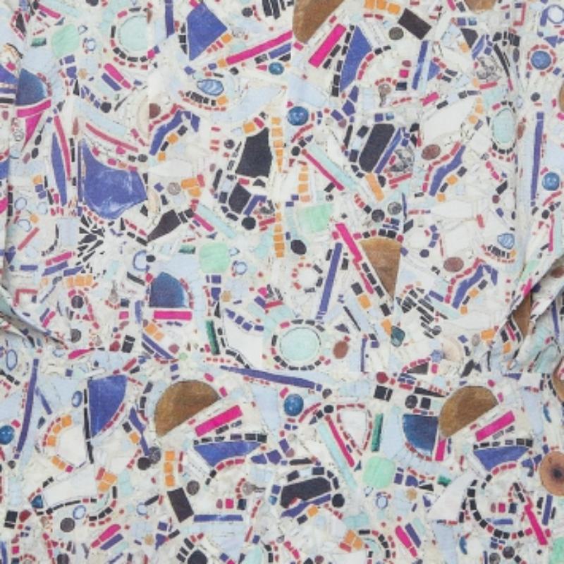 Ce chemisier de créateur est synonyme de style et de confort. Taillée dans les meilleurs tissus, la création a fait l'objet d'une attention toute particulière. Portez-la avec un pantalon et des chaussures à talons.