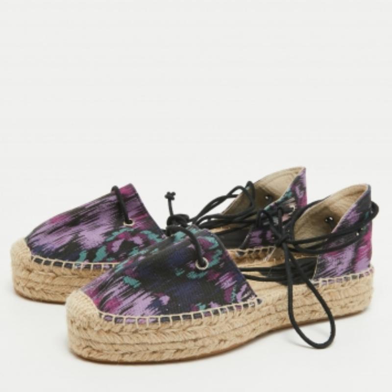 Entrez dans la sophistication et le confort avec ces chaussures plates Isabel Marant pour femme. D'une confection exquise, ces chaussures polyvalentes allient élégance intemporelle et aisance au quotidien, garantissant une démarche élégante et