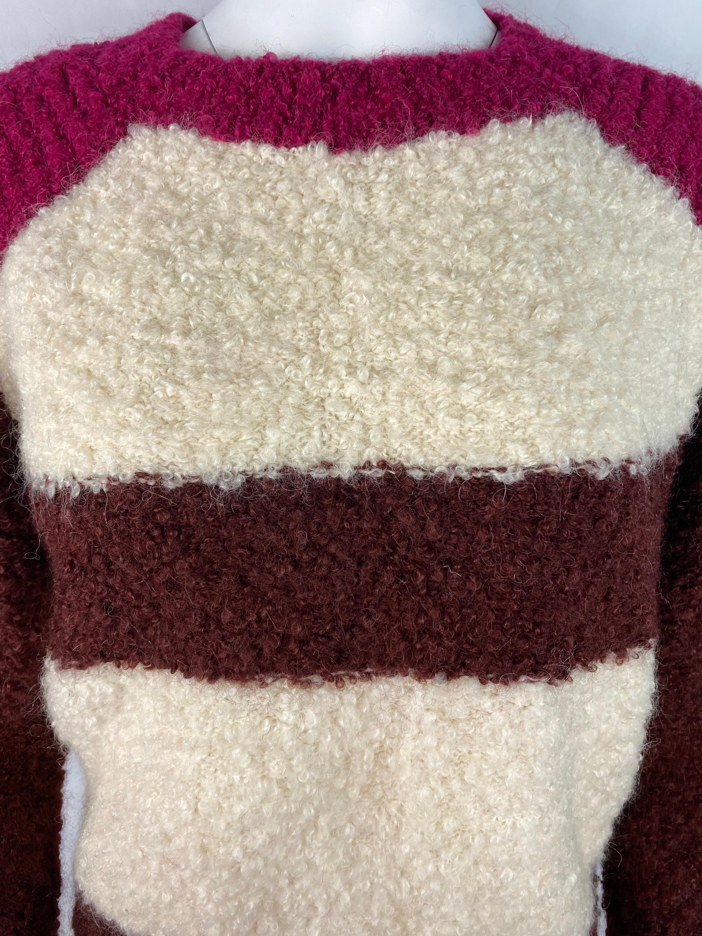 Détails du produit :

Palette de couleurs crème, rose et bordeaux, motif à rayures, col ras du cou et manches longues.
Fabriquées en Italie.