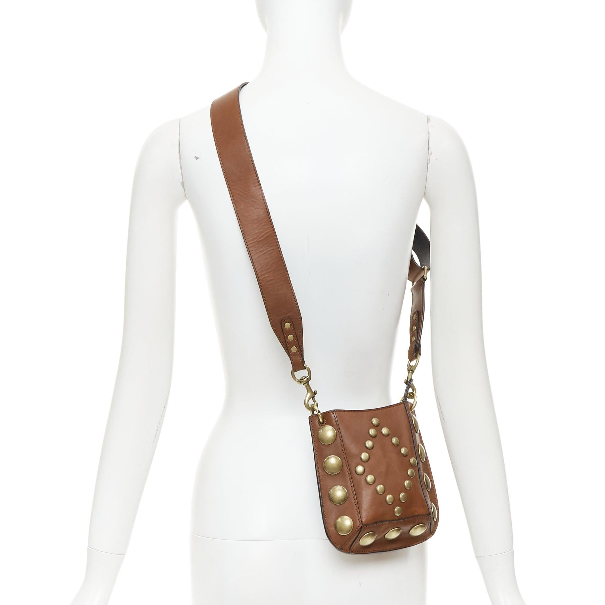 ISABEL MARANT Nasko sac hobo en cuir marron à clous ronds dorés pour le transport du corps
Référence : ECLO/A00165
Marque : Isabel Marant
Modèle : Nasko
MATERIAL : Cuir
Couleur : brun, bronze
Motif : Solide
Fermeture : aimant
Doublure : Cuir