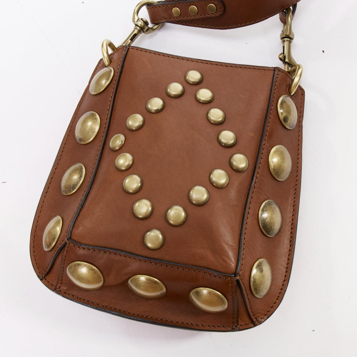 ISABEL MARANT Nasko sac hobo en cuir marron à clous ronds dorés pour le transport du corps en vente 3