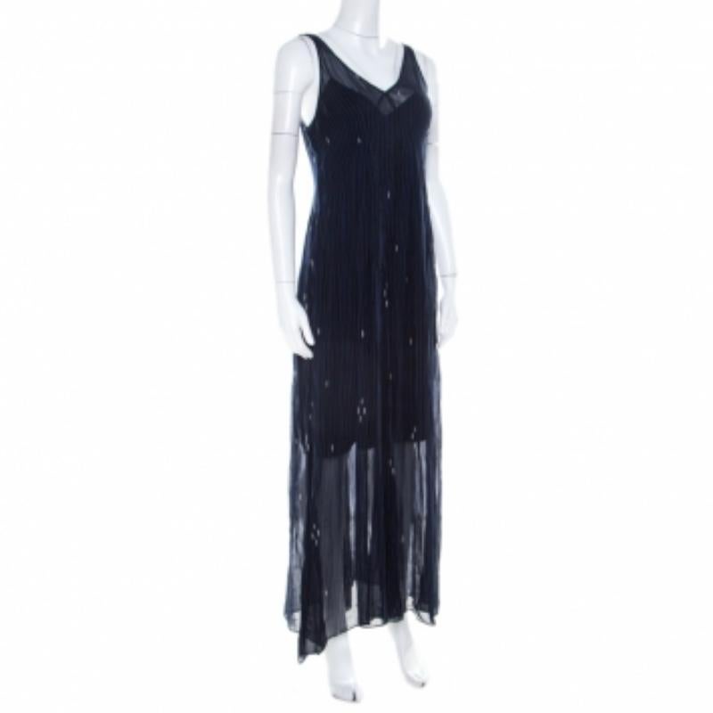 Questo maxi abito di Isabel Marant è semplicemente fantastico! Questa creazione blu navy è realizzata in 100% viscosa e presenta una stampa a righe e cuciture tono su tono. L'abito trasparente è senza maniche e sfoggia una scollatura a V. Prendilo