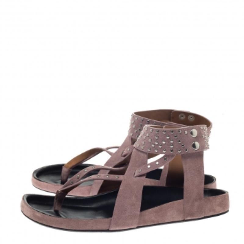 Ces sandales d'Isabel Marant ont été conçues pour rehausser votre style. Elles présentent un style string décoré de clous, des brides boutonnées à la cheville et des semelles extérieures plates et robustes. Associez-les à une robe pour un brunch à