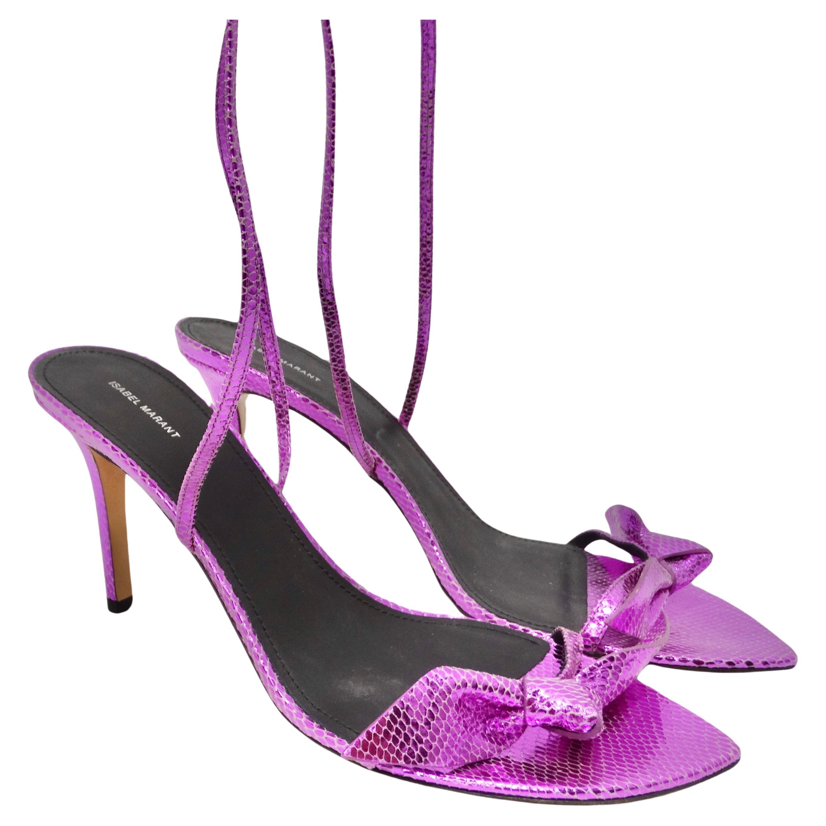 Treten Sie ins Rampenlicht mit der lilafarbenen Leder-Absatzsandale von Isabel Marant - ein Paar Absätze, das die Mode mit einem kühnen und lebendigen Twist neu definiert. Diese Absätze sind nicht einfach nur Schuhe, sie sind ein Statement, eine