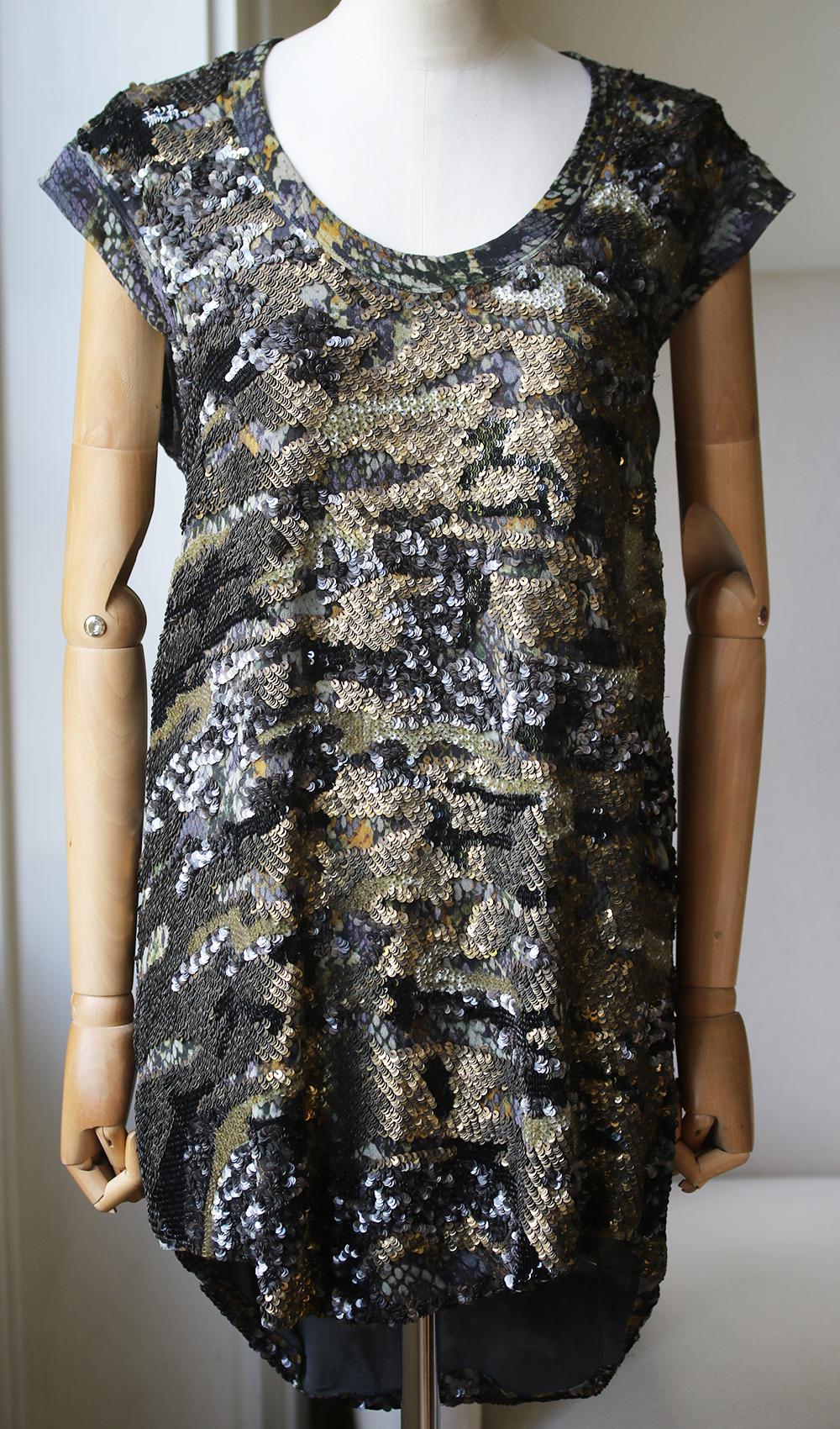 Green silk, cotton and calf leather sequin top from isabel marant featuring a u neck, short sleeves, a camouflage pattern and a loose fit. Colour: green. 100% Silk. 

Size: FR 36 (UK 8, US 4, IT 40)

Condition: As new condition, no sign of wear. 
