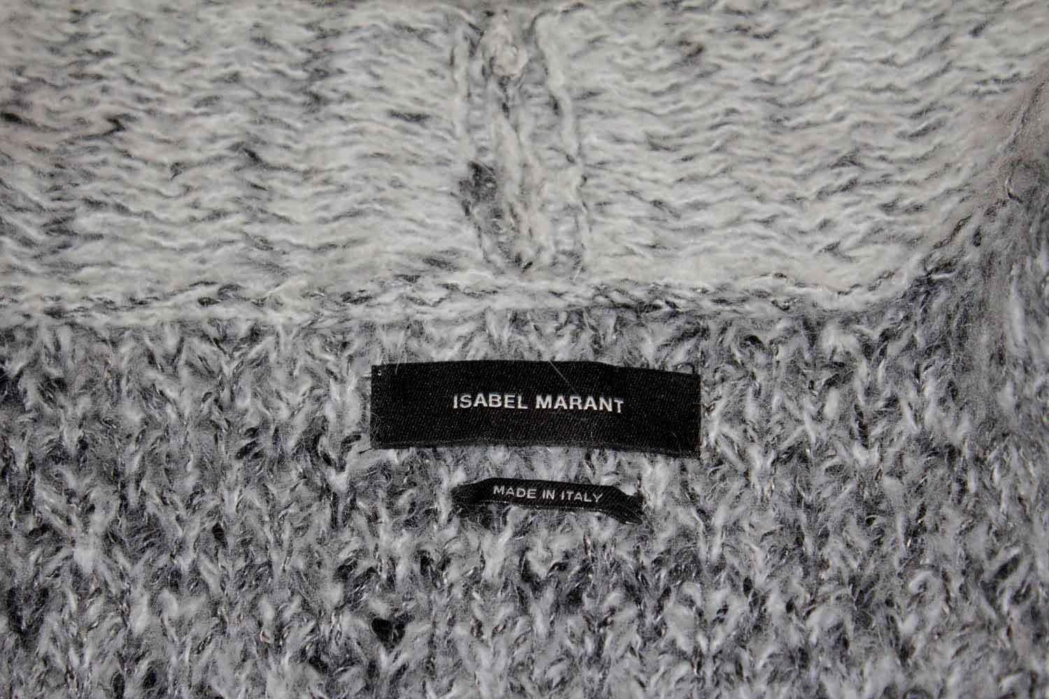 Un cardigan/giacca in maglia chic e facile da indossare di Isabel Marant, linea principale. La giacca è in misto lino, lana e mohair e presenta un collo a scialle e una tasca su entrambi i lati. Prodotto in Italia.
Taglia 34, busto fino a 40'',